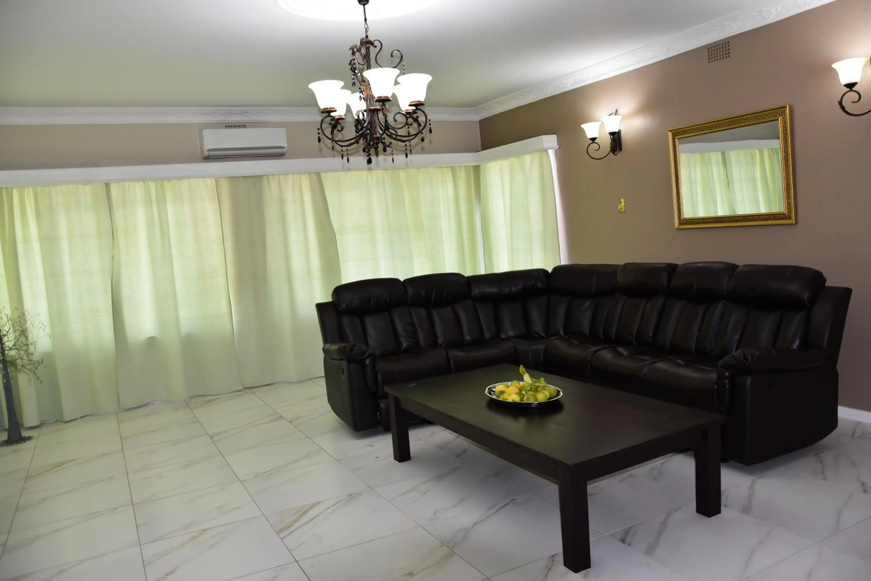 Communal lounge/ TV room in 34onlincoln Guesthouse