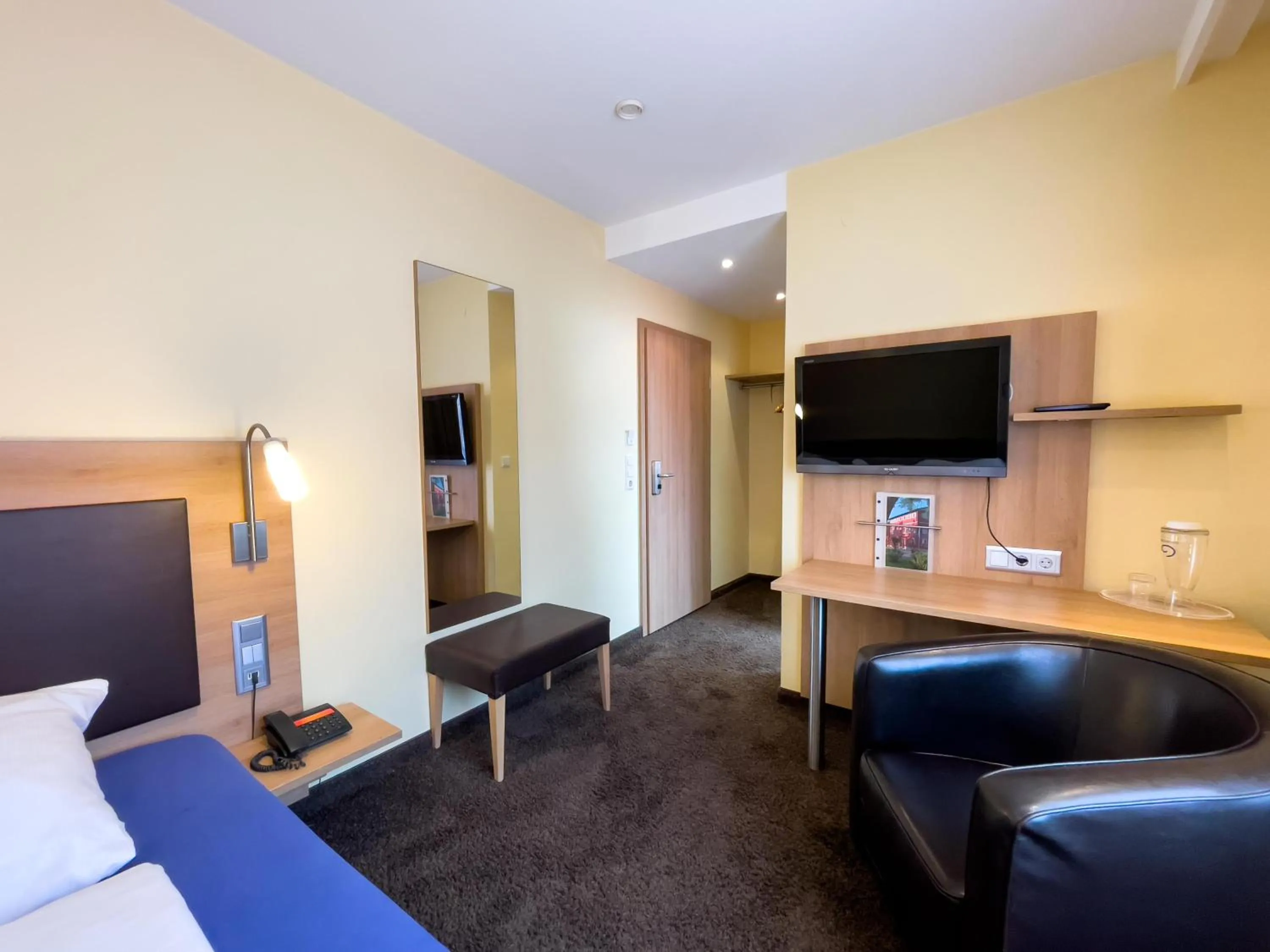 Bed in Ott's Hotel Weinwirtschaft & Biergarten Weil am Rhein/Basel