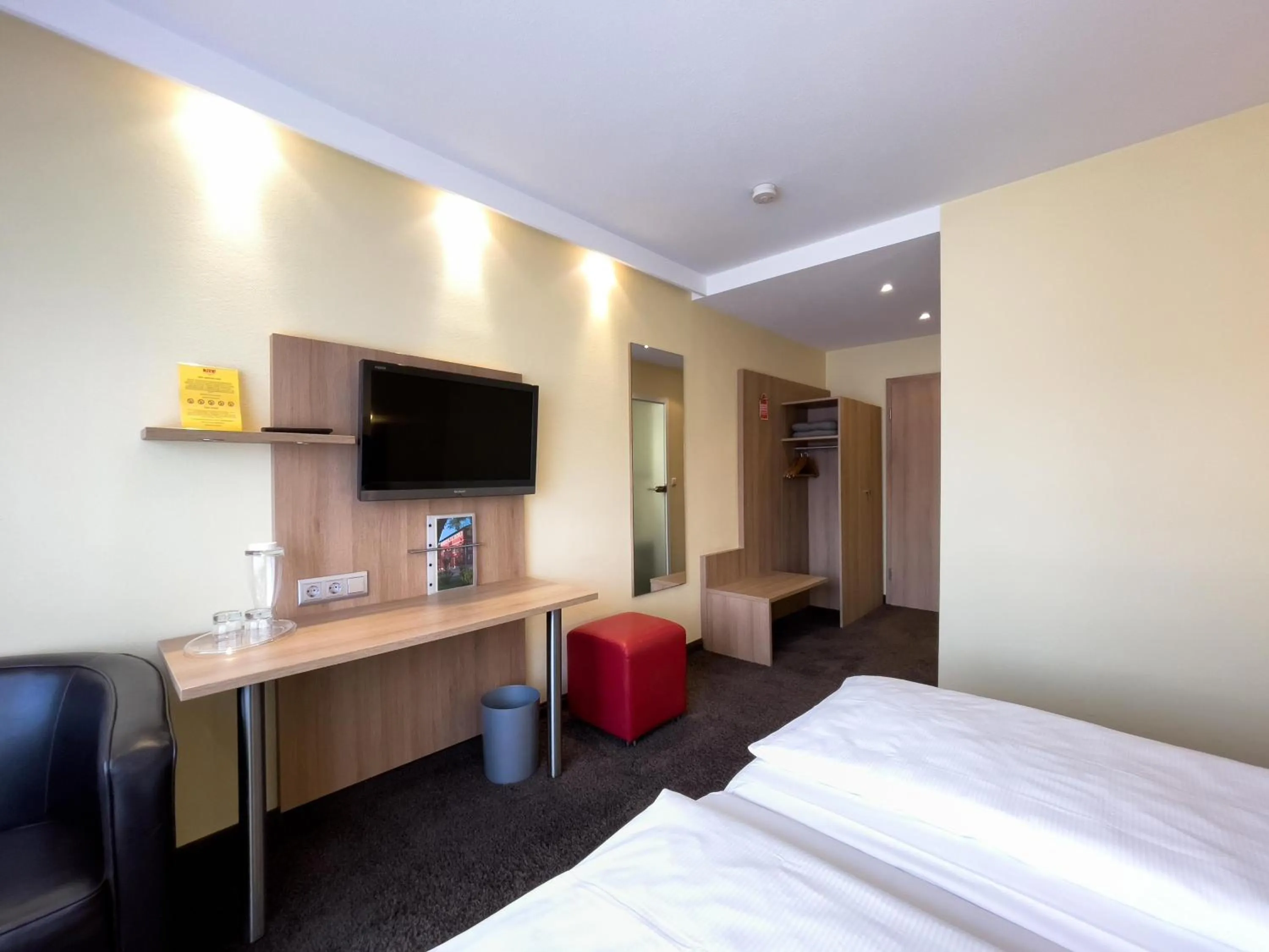 Bed in Ott's Hotel Weinwirtschaft & Biergarten Weil am Rhein/Basel