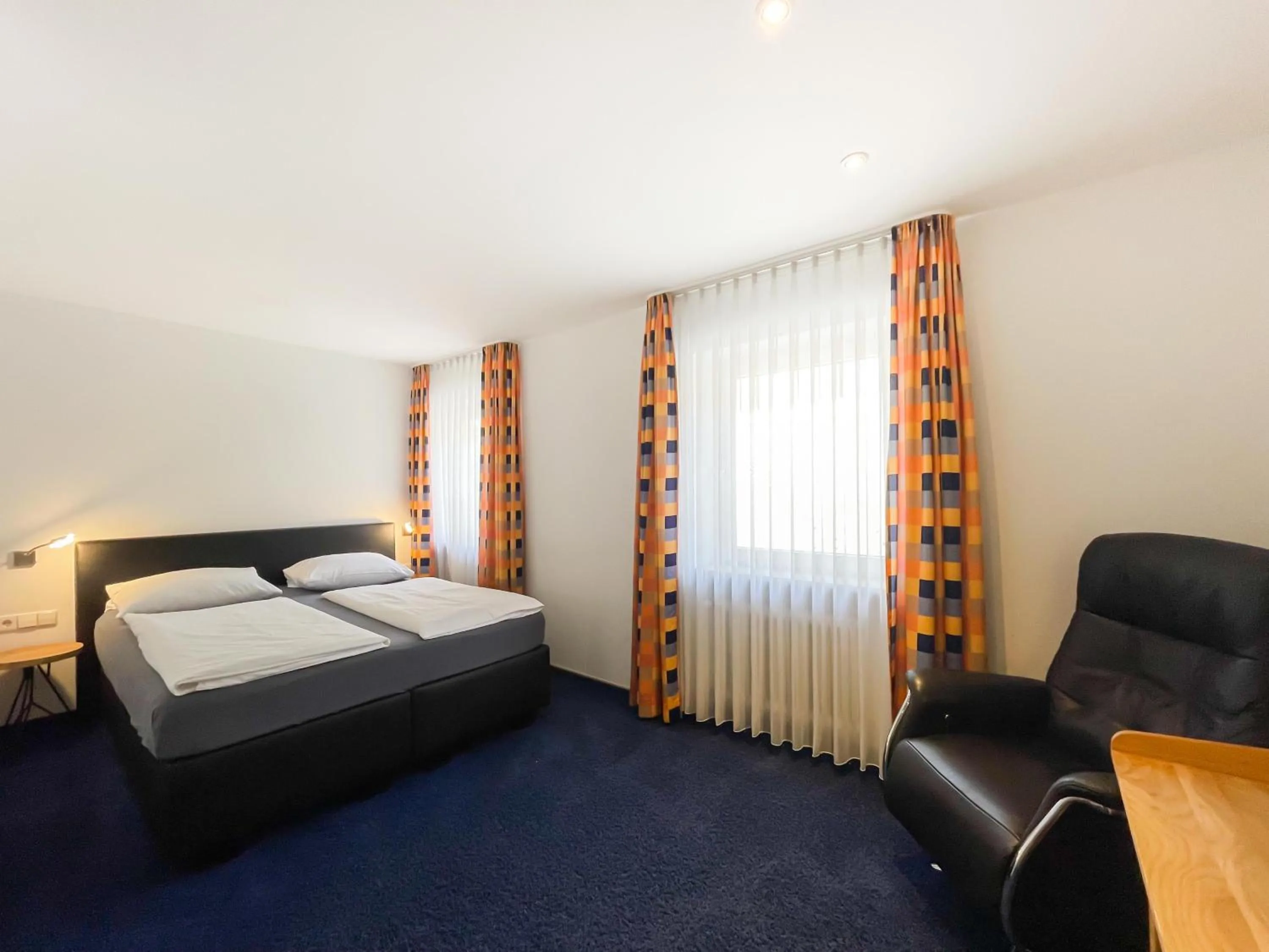 Bed in Ott's Hotel Weinwirtschaft & Biergarten Weil am Rhein/Basel