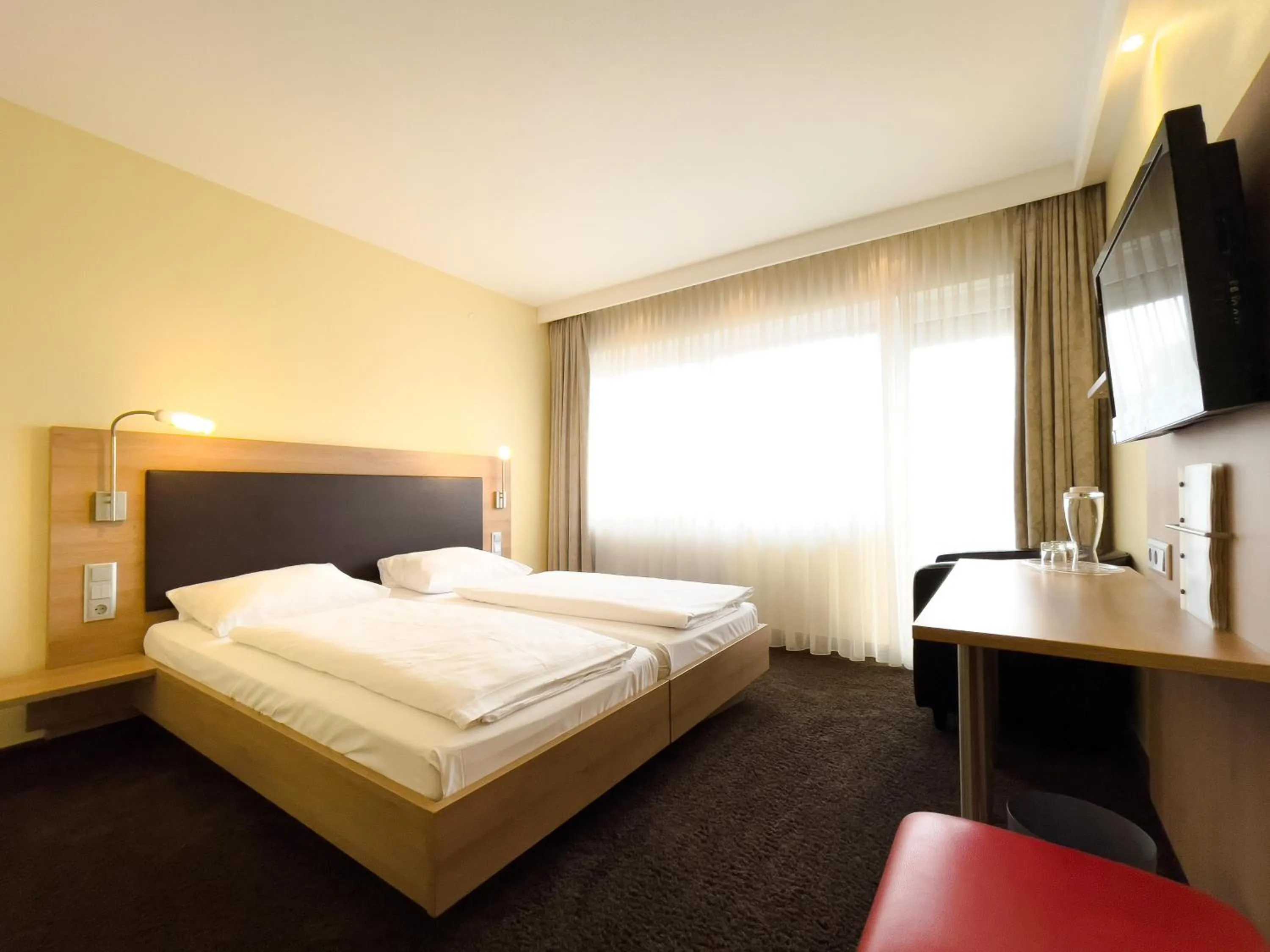 Bed in Ott's Hotel Weinwirtschaft & Biergarten Weil am Rhein/Basel