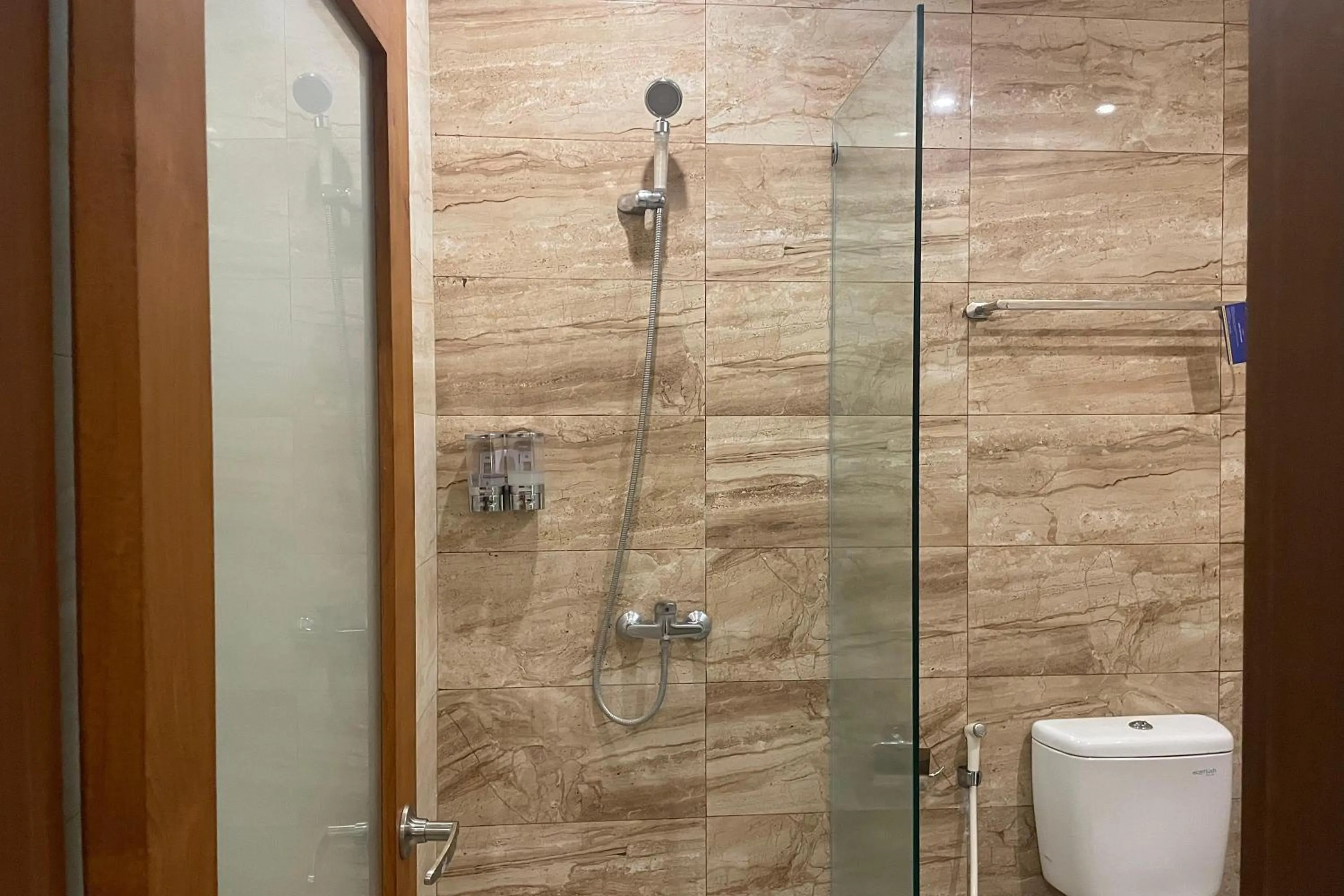 Shower in Singgah Hotel Seminyak