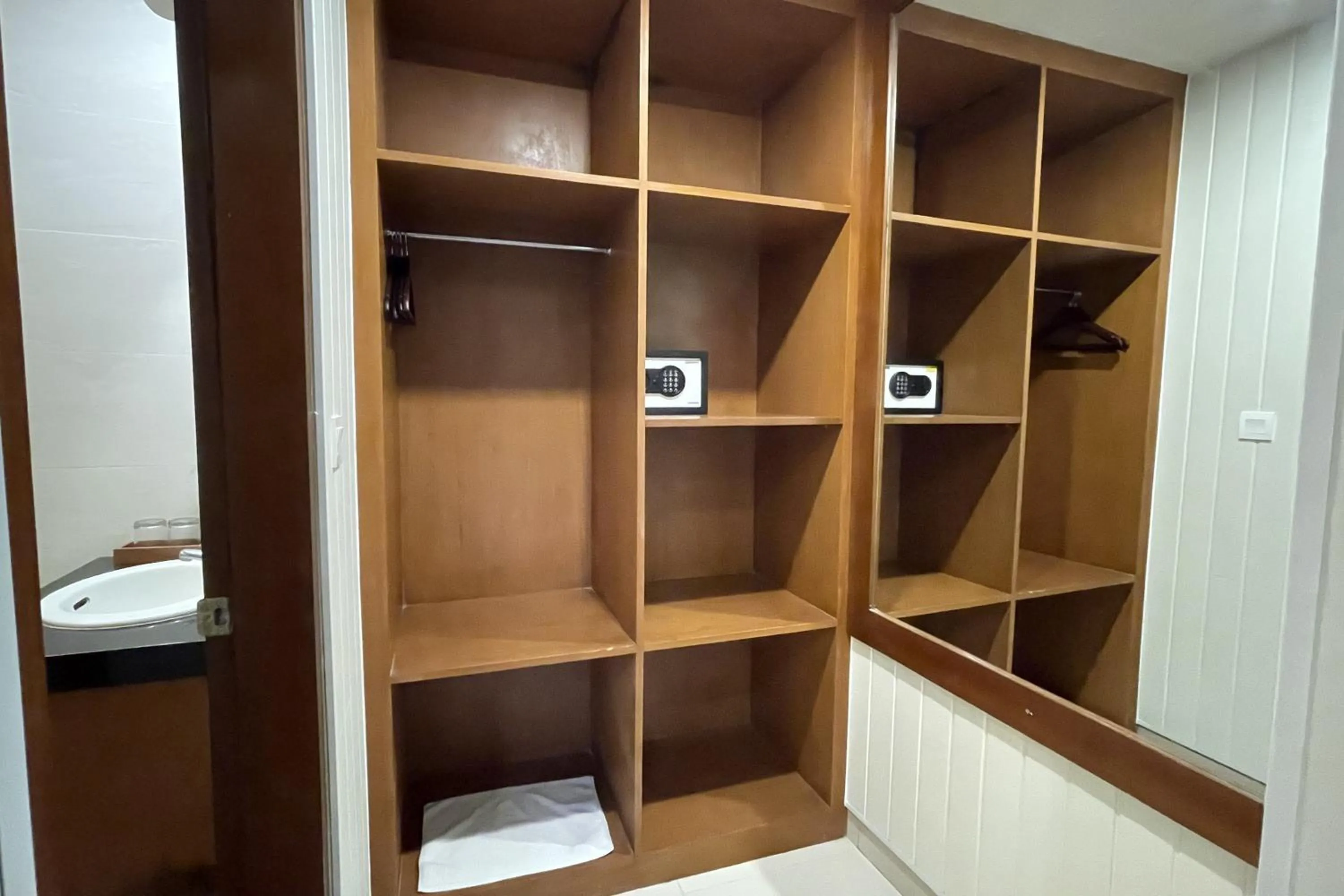 wardrobe in Singgah Hotel Seminyak