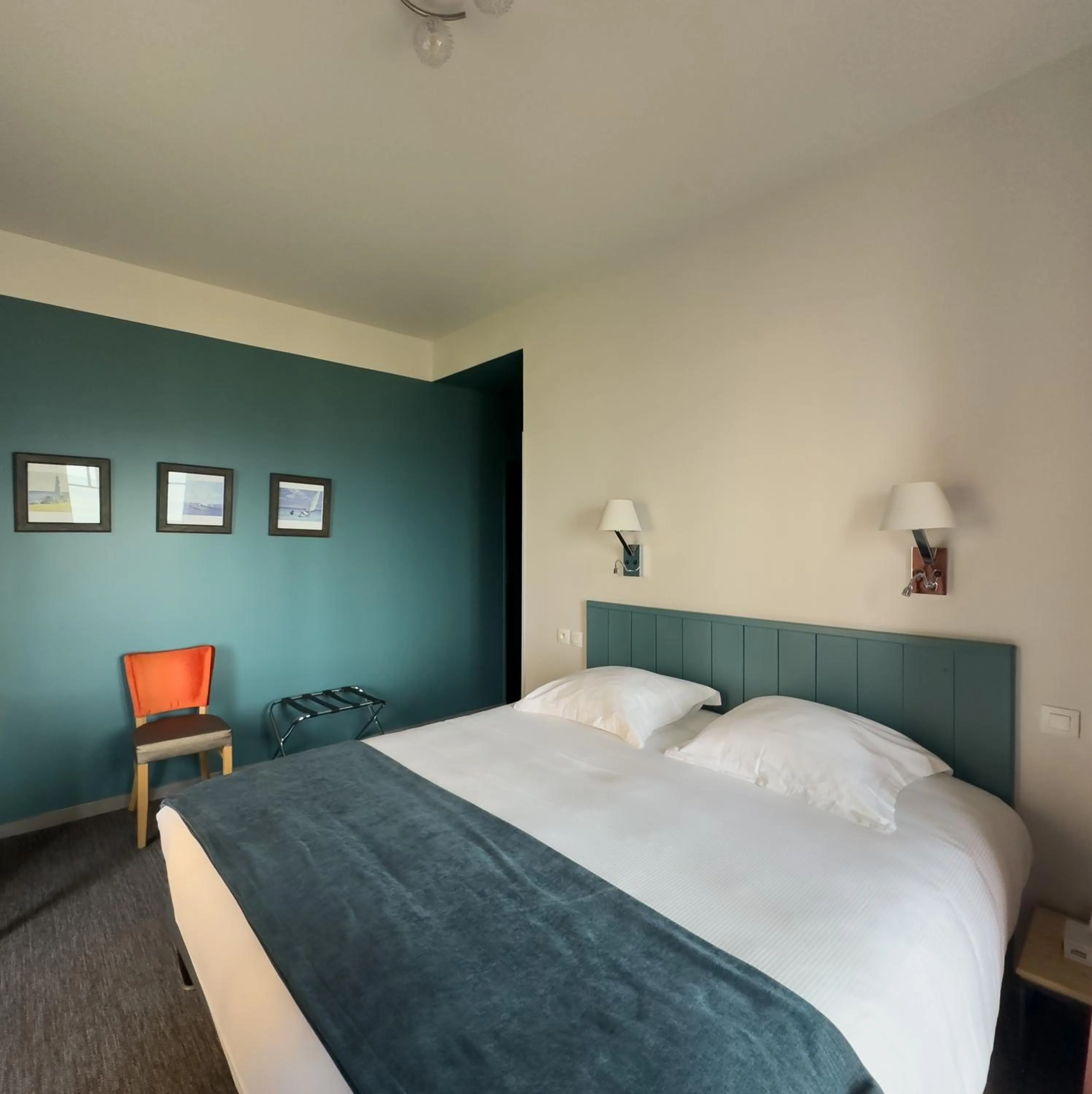 Bed in Logis Hôtel Ker Mor