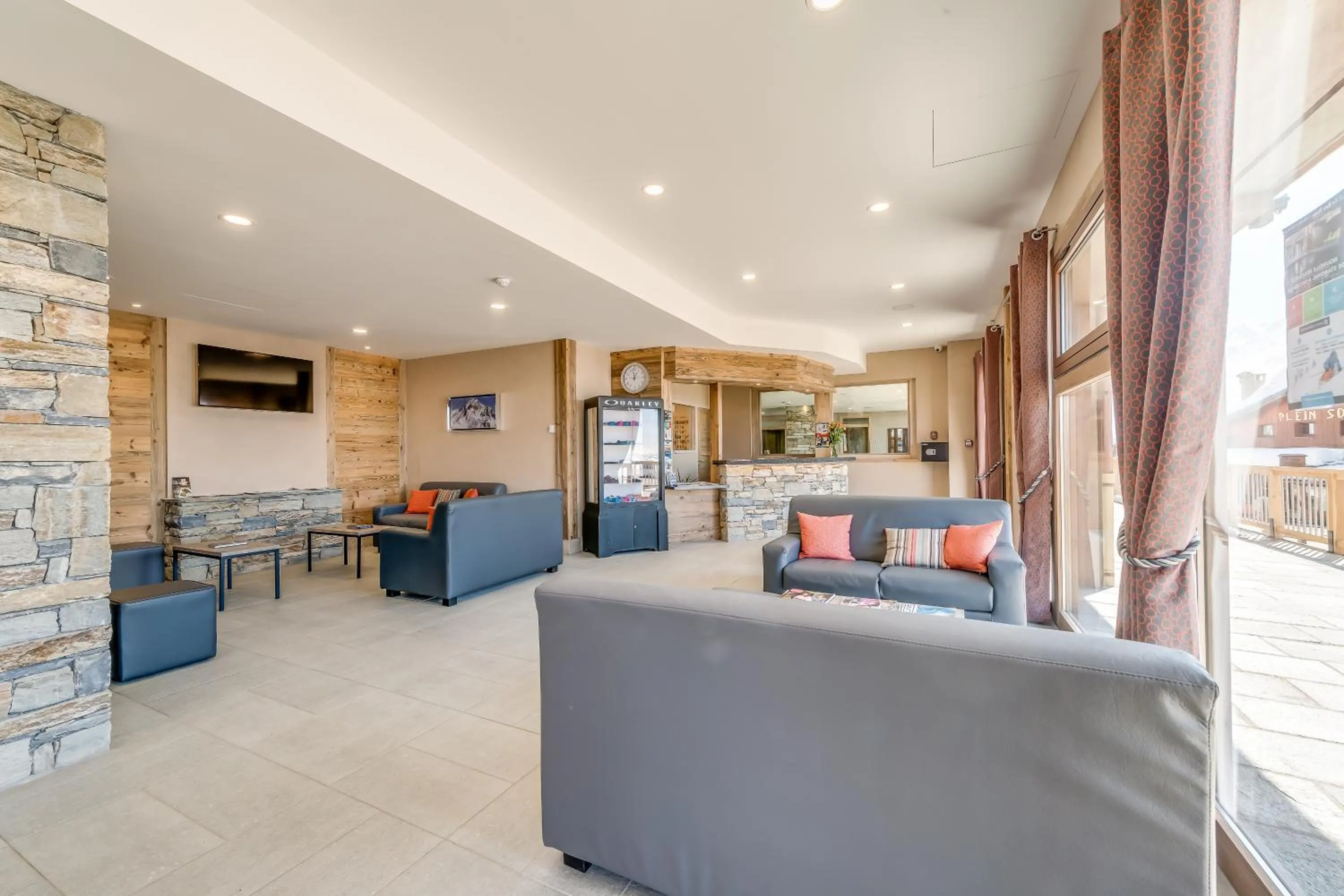 Lobby or reception in Residence Le Roc Noir by Alpapart