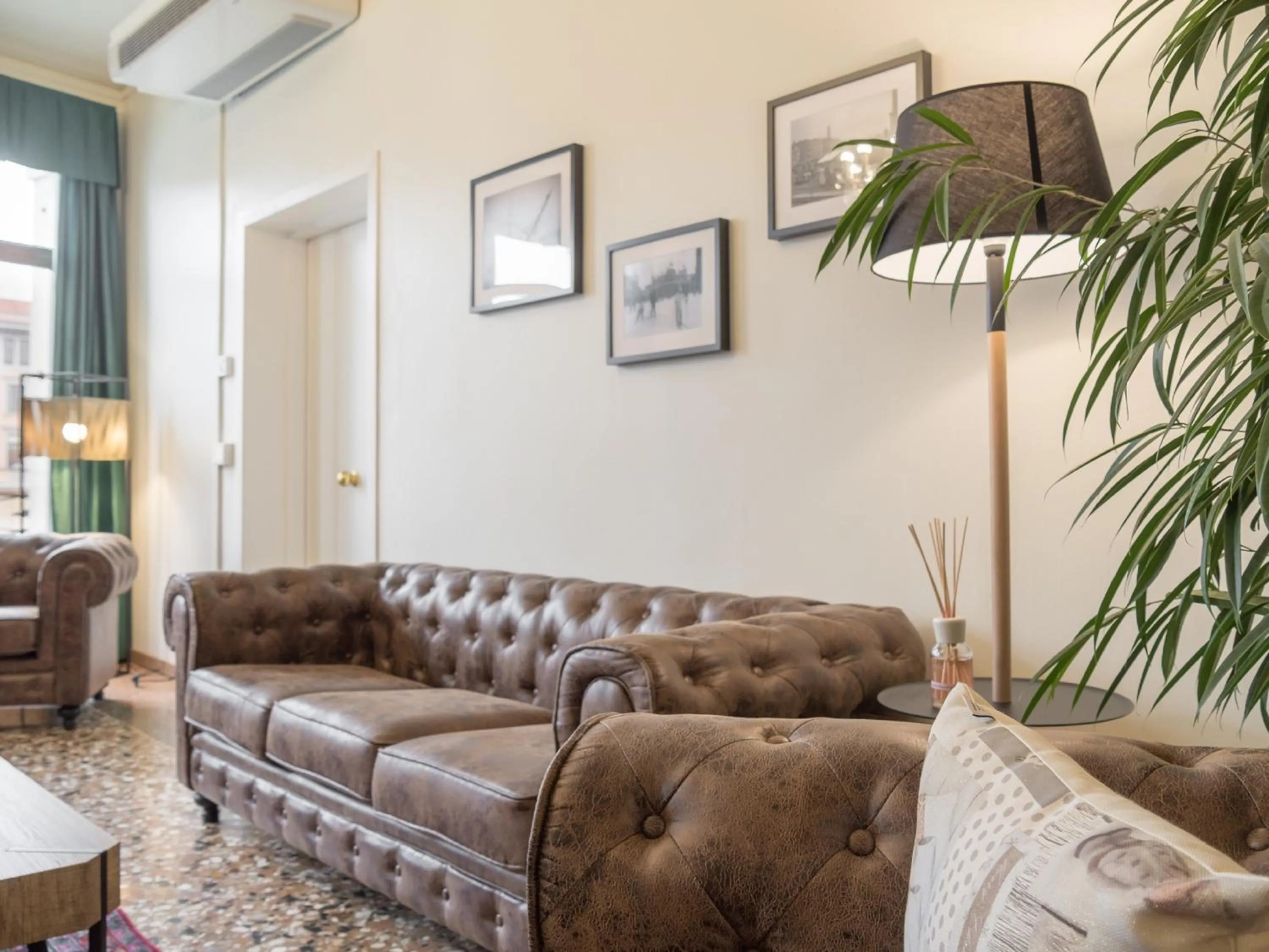 Living room in Grand Canal Suite by Wonderful Italy