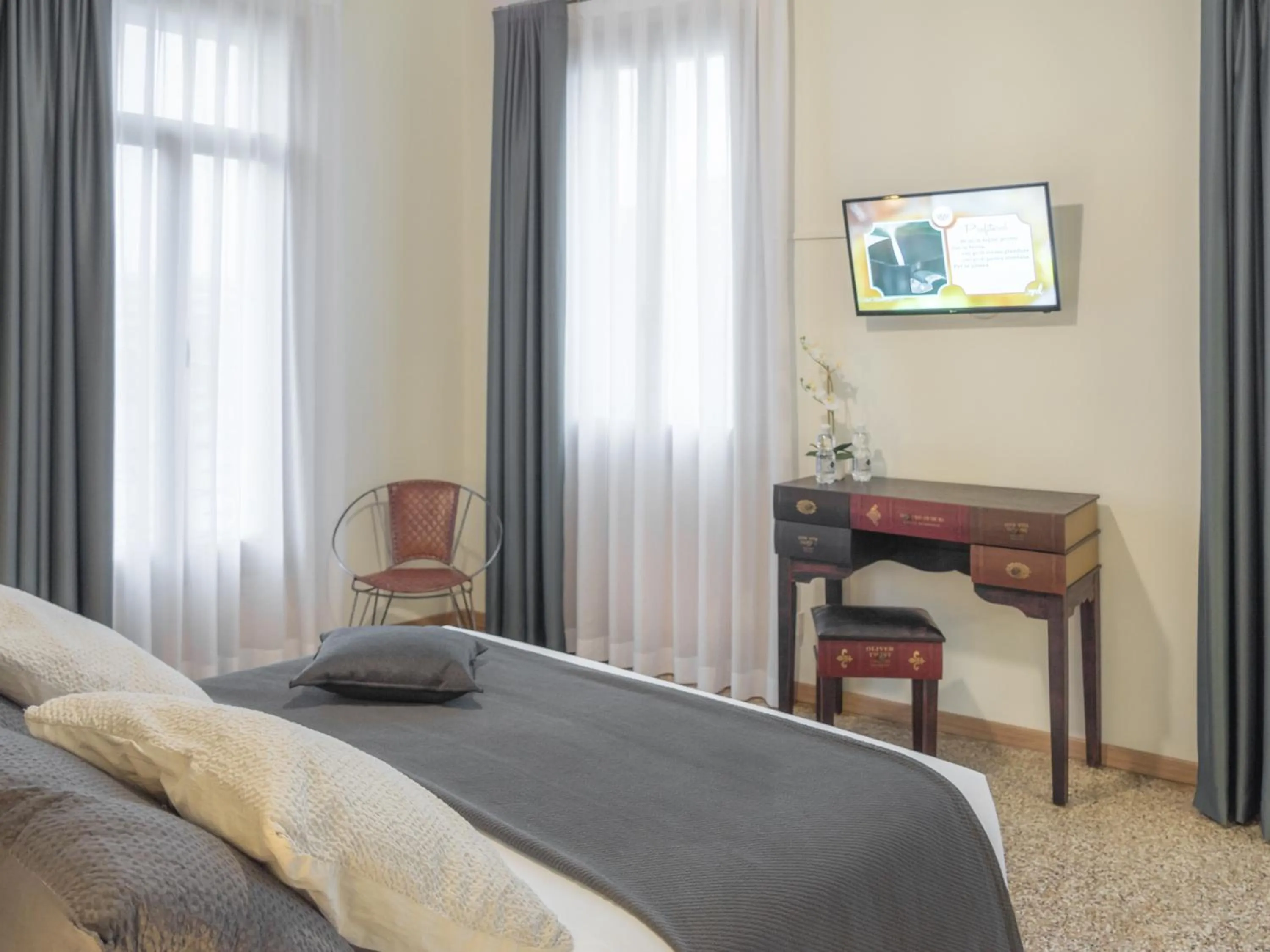 Bedroom, Bed in Grand Canal Suite by Wonderful Italy