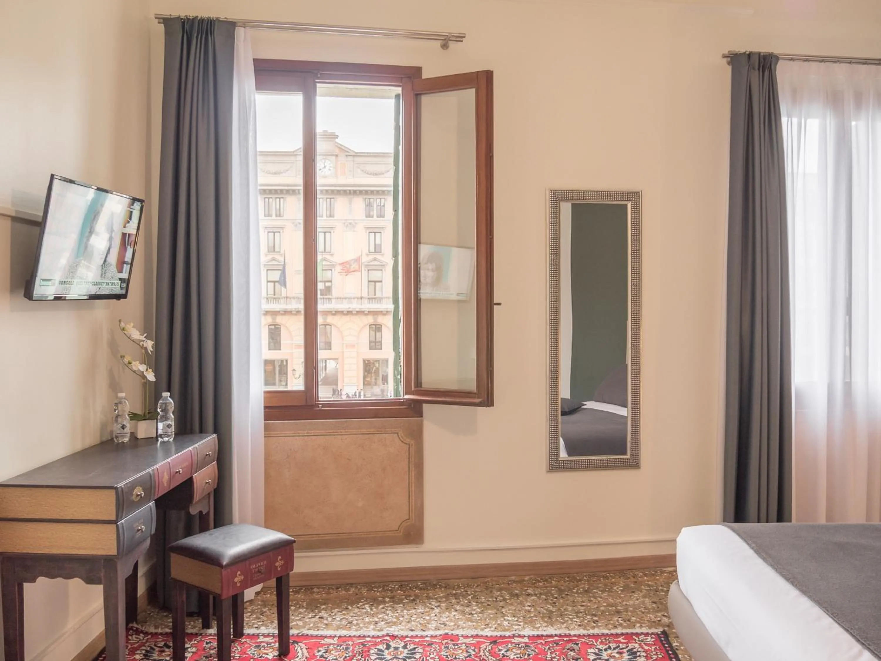 Bedroom, Bed in Grand Canal Suite by Wonderful Italy