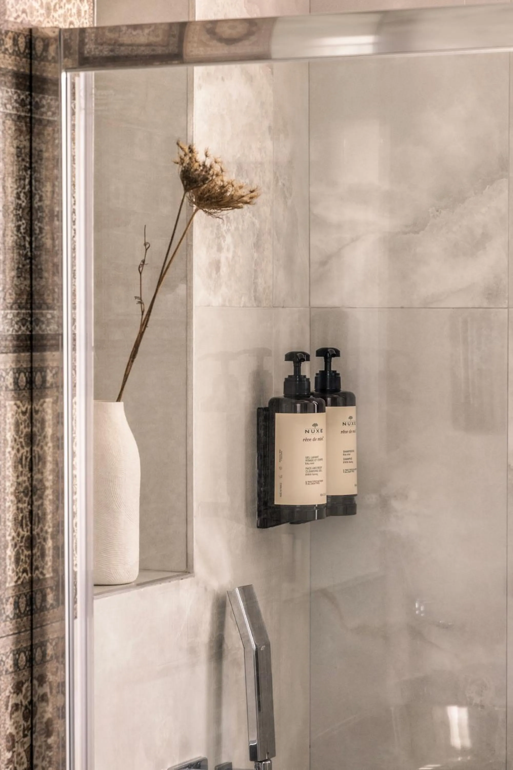 Blue Carpet Luxury Suites