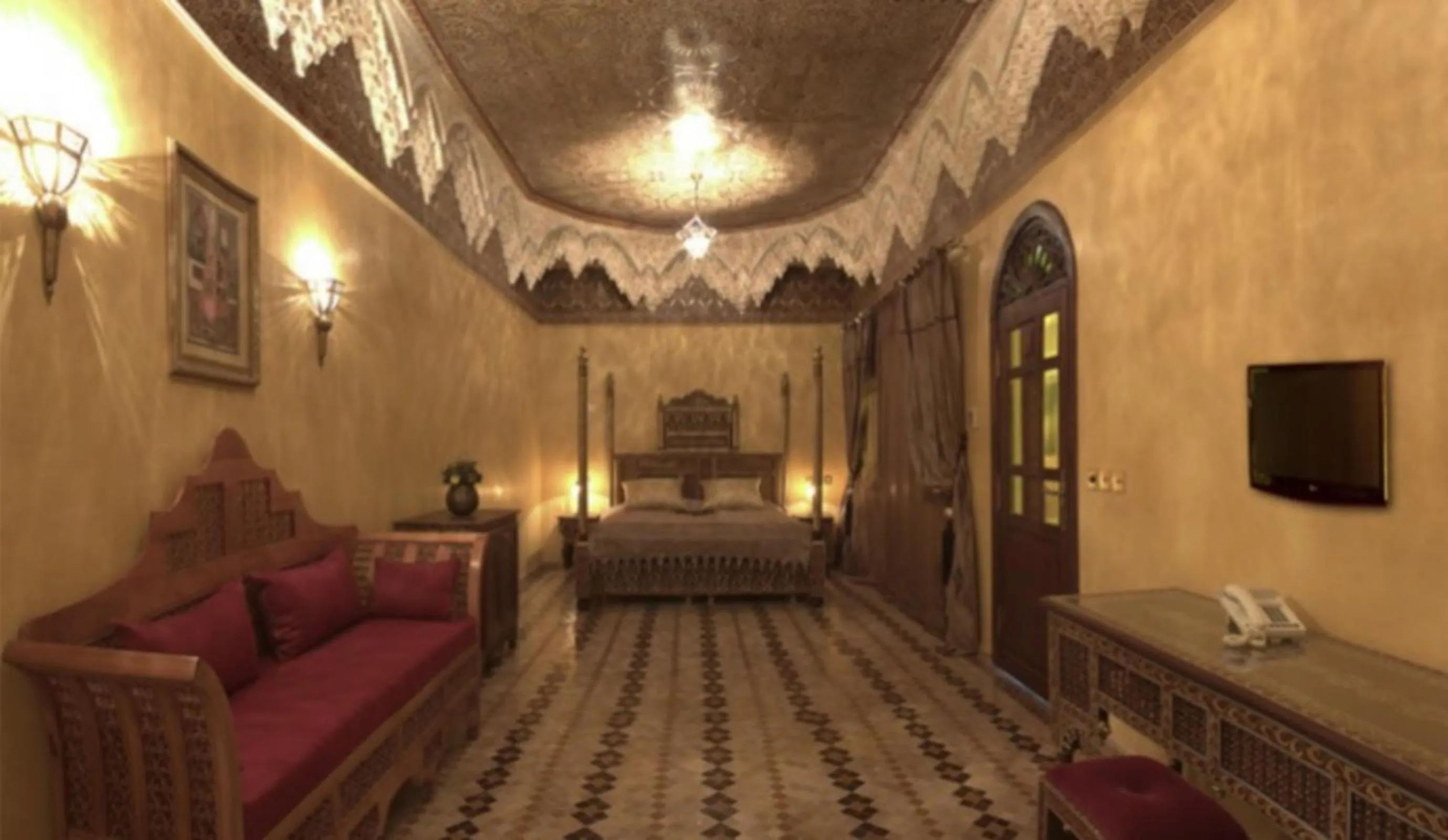 Photo of the whole room, Bed in Mumtaz Mahal