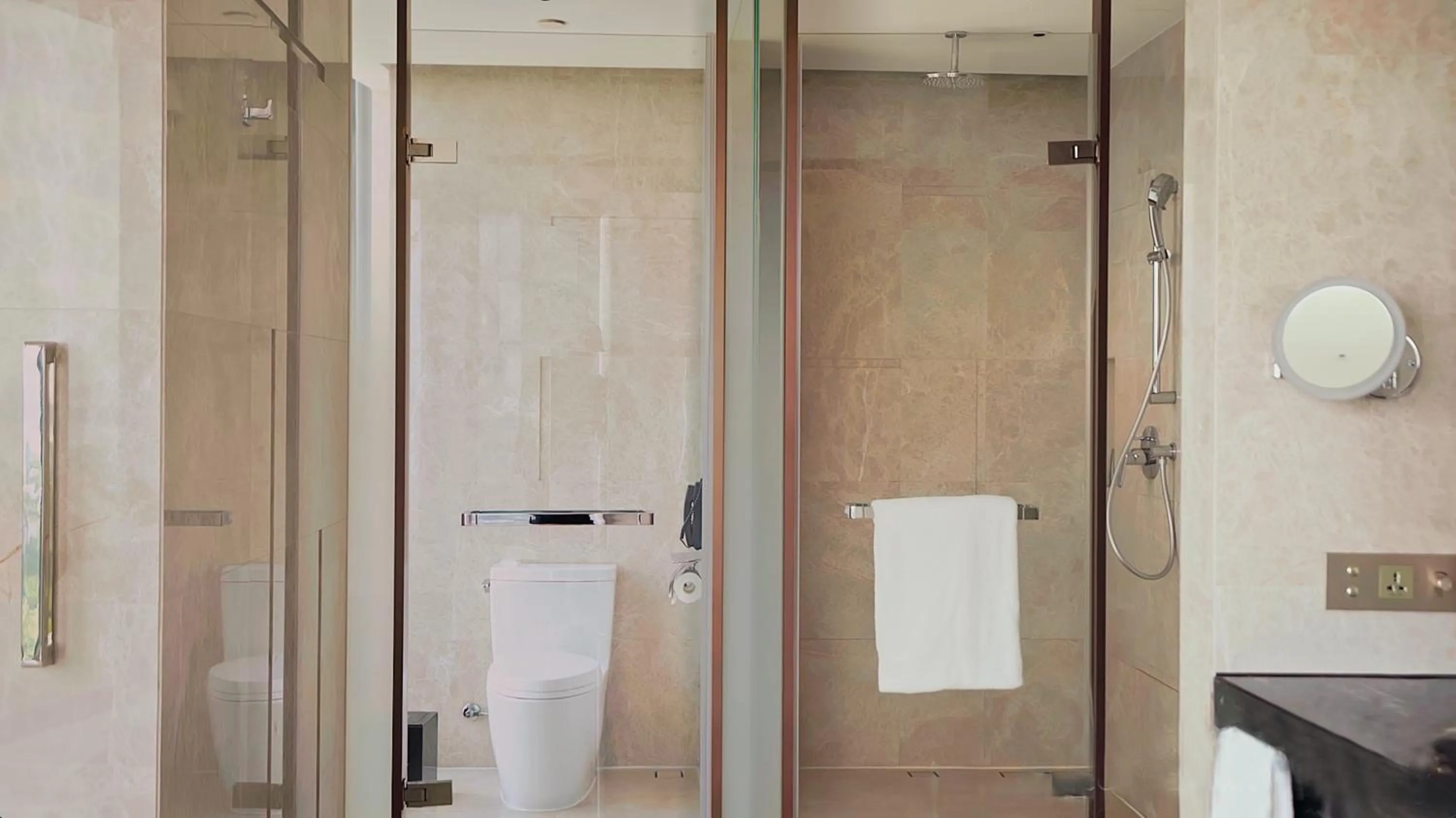 Toilet in InterContinental Guangzhou Exhibition Center by IHG