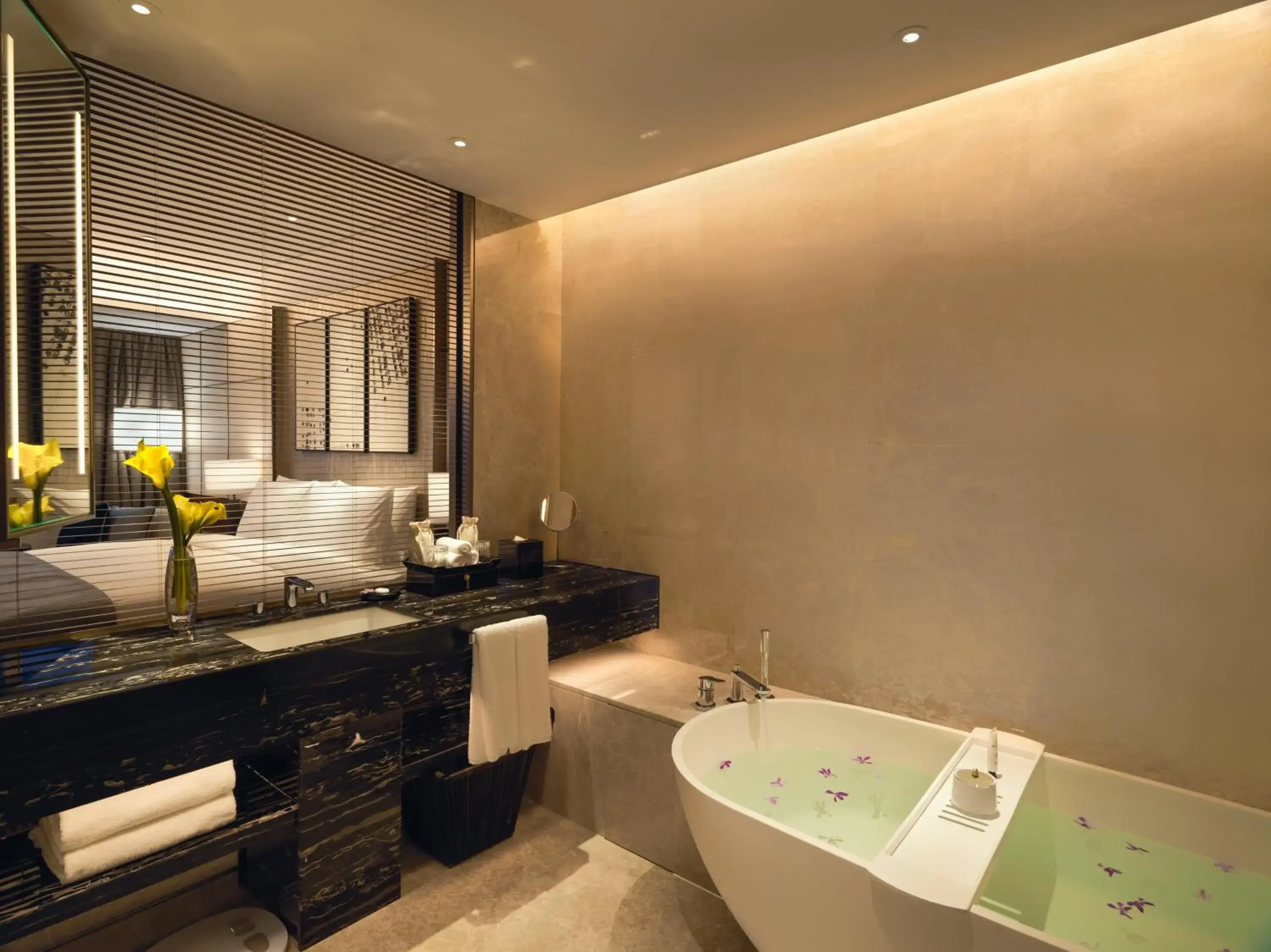 Premium King Room with City Bath View in InterContinental Guangzhou Exhibition Center by IHG Premium King Room with City Bath View in InterContinental Guangzhou Exhibition Center by IHG