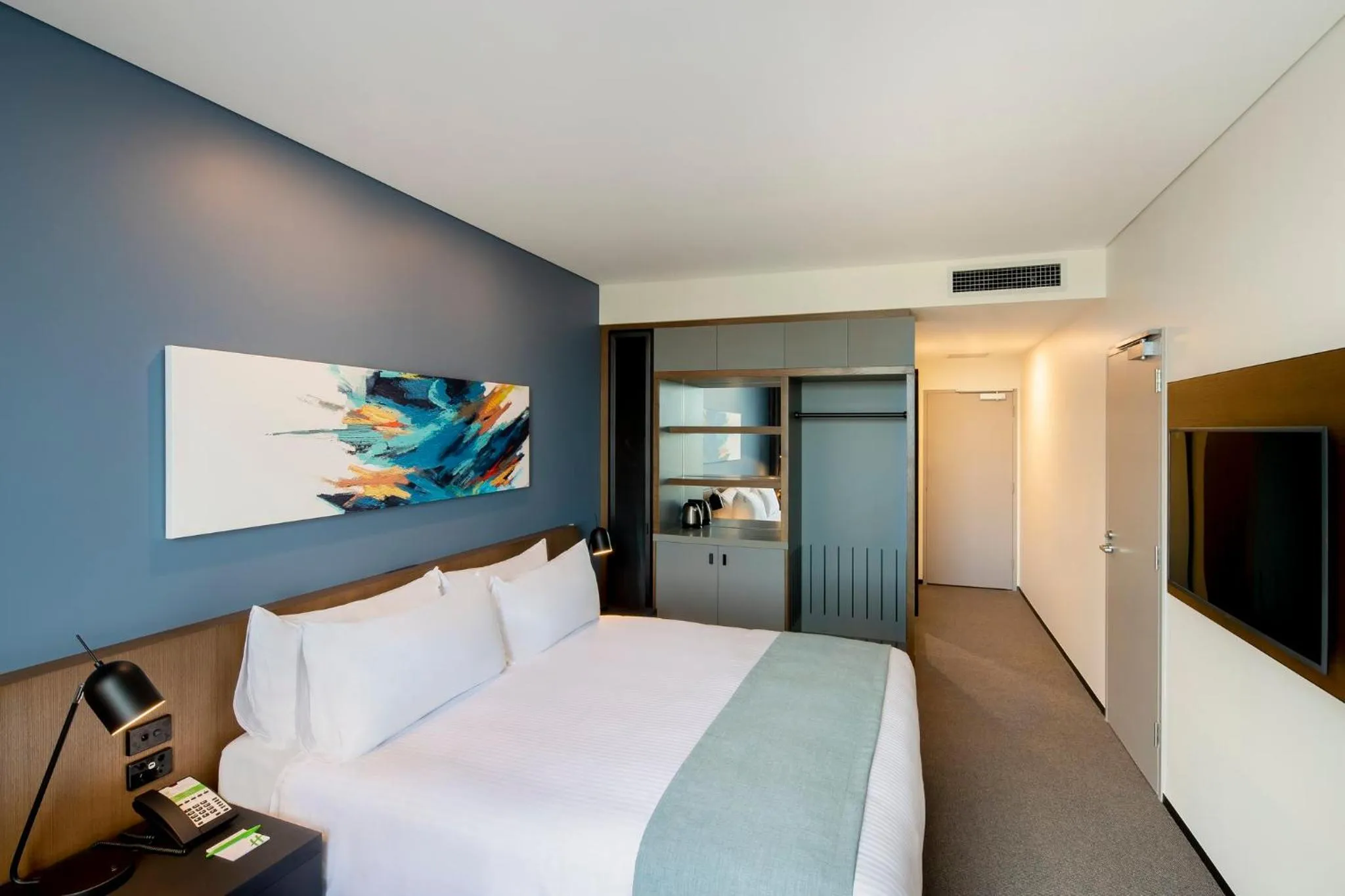 Photo of the whole room, Bed in Holiday Inn Sydney St Marys by IHG
