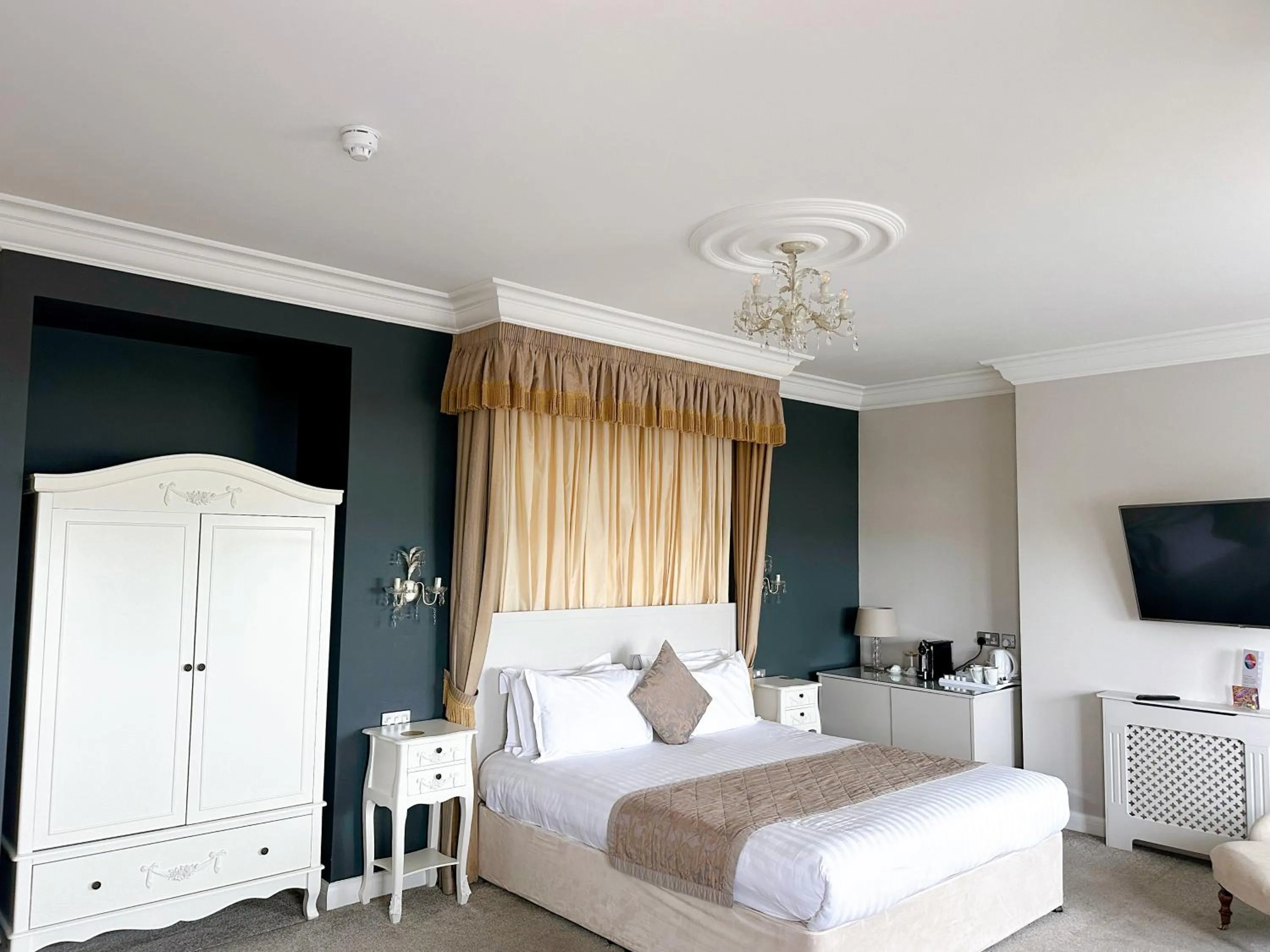 Bedroom, Bed in Legends Hotel