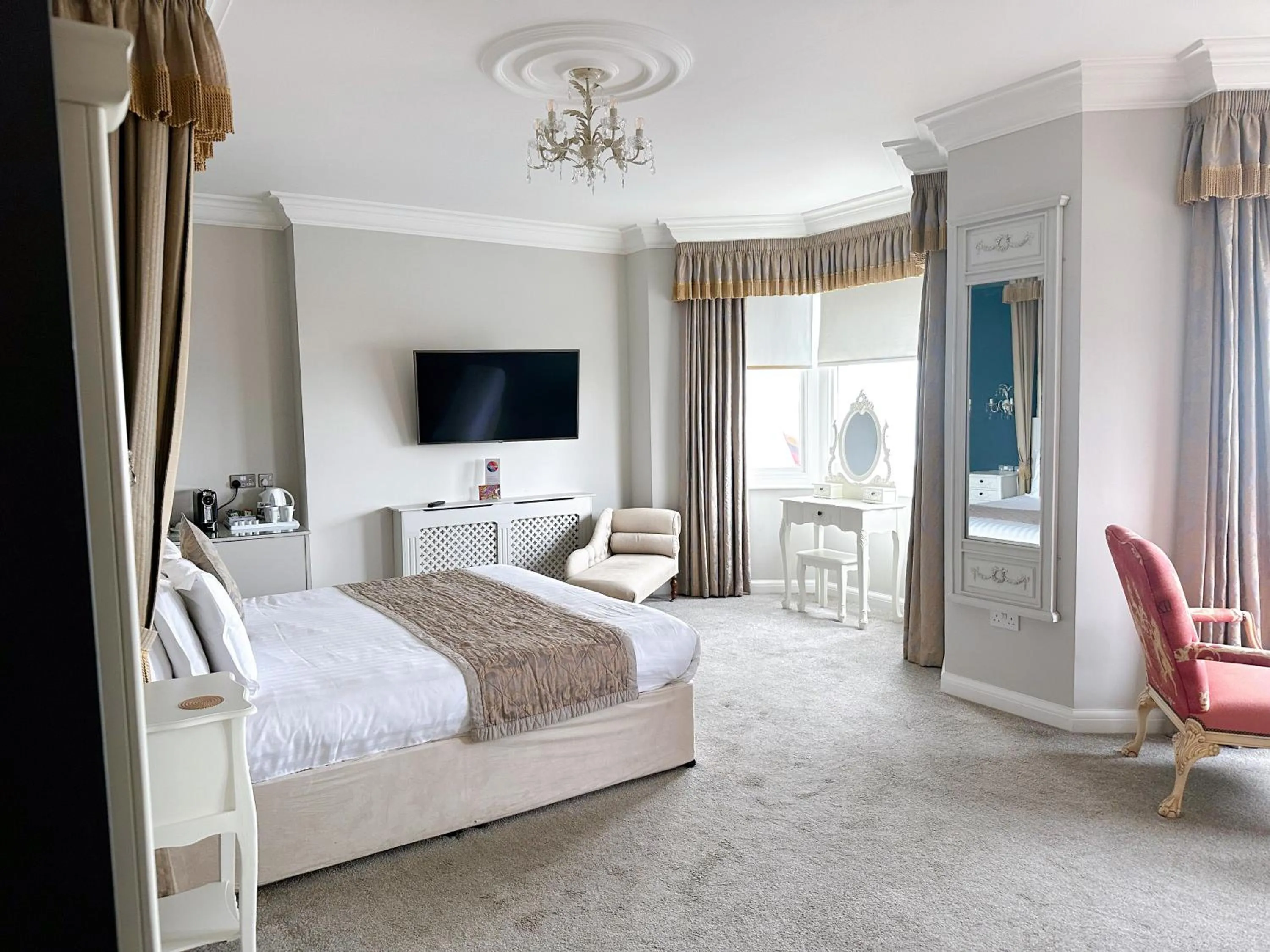 Bedroom, Bed in Legends Hotel