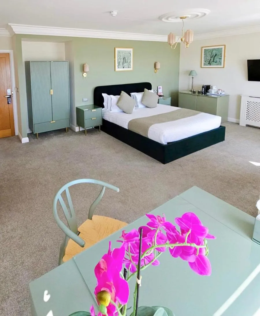 Bedroom, Bed in Legends Hotel