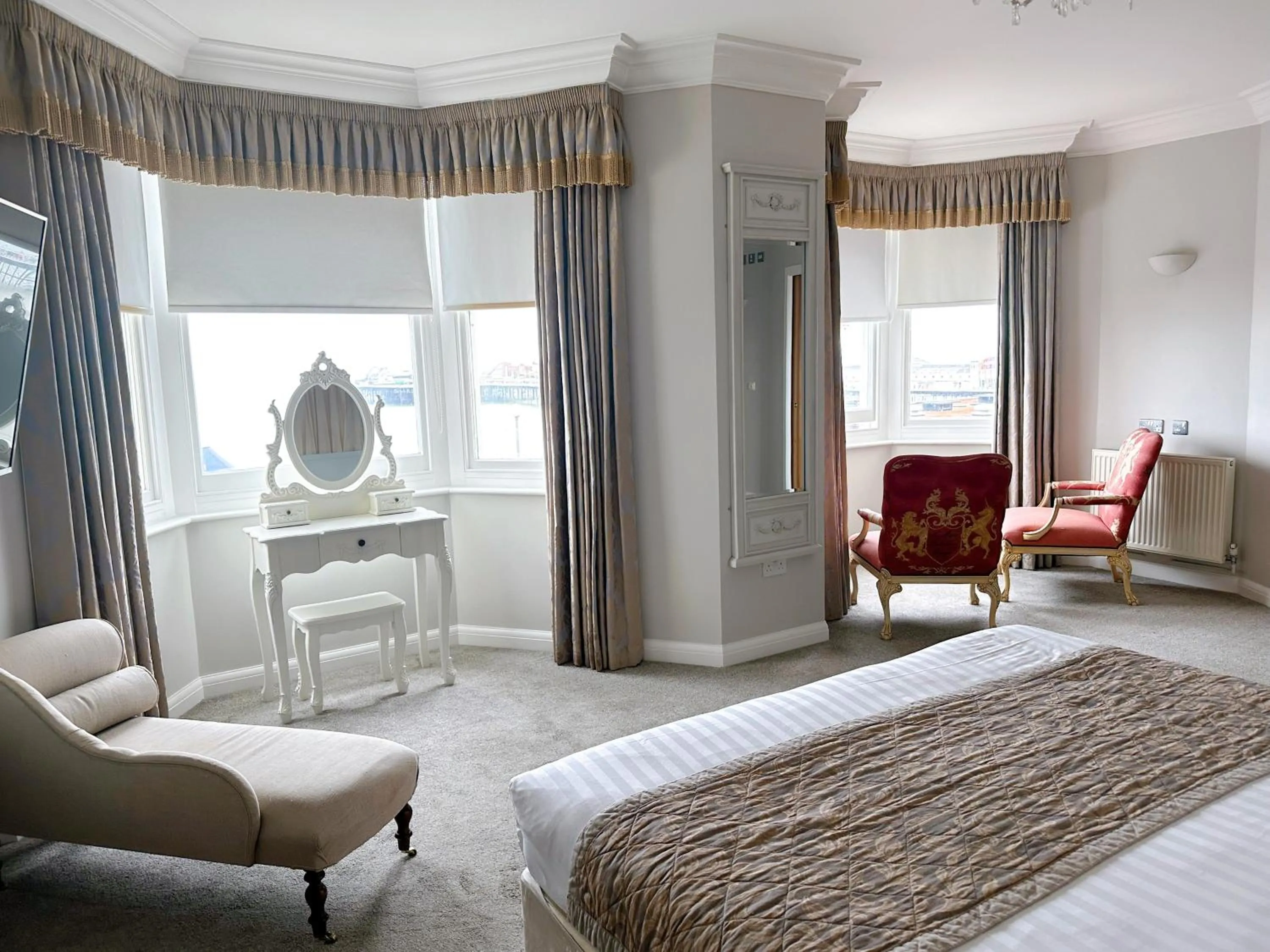 Bedroom, Bed in Legends Hotel