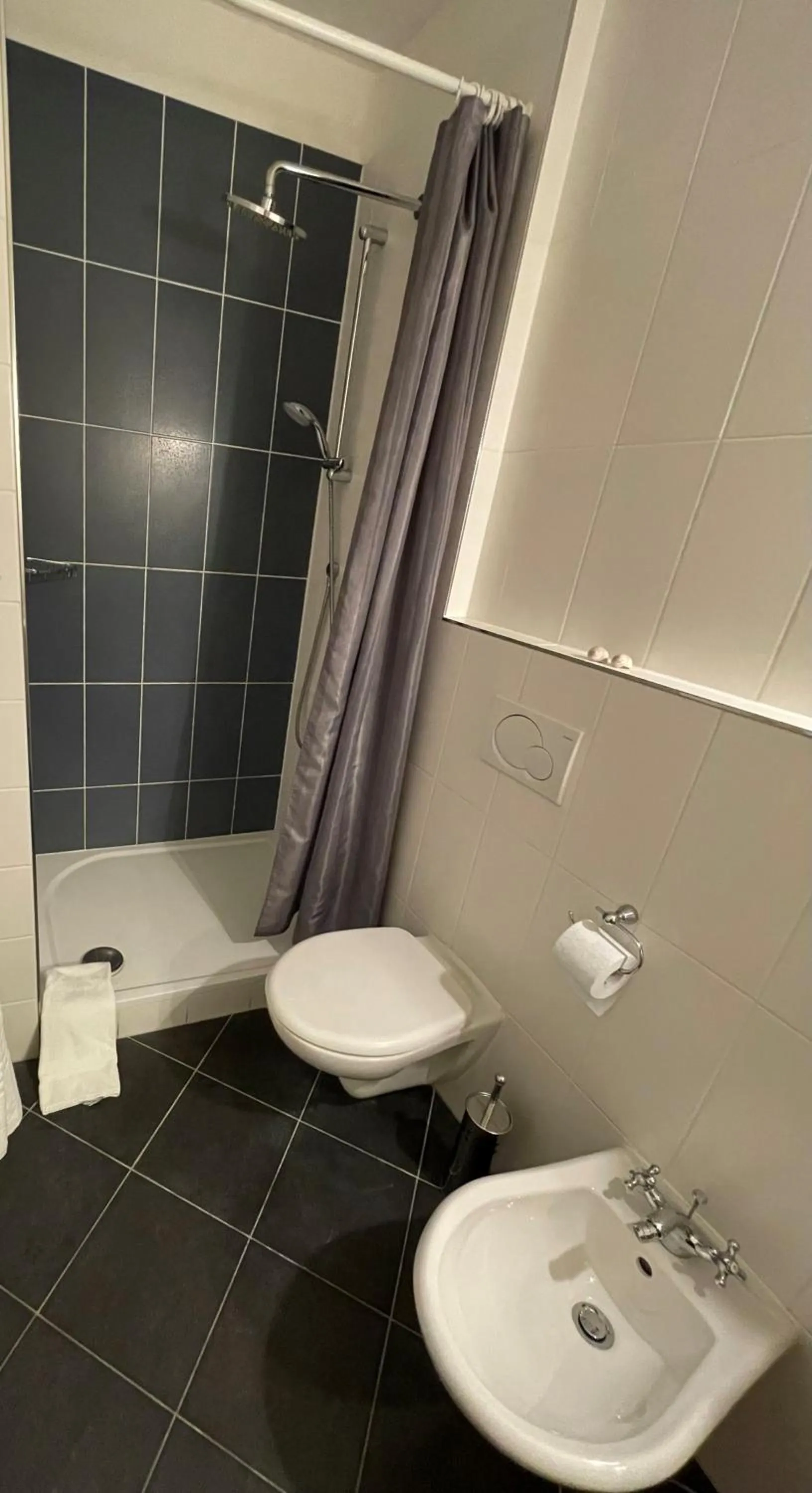 Shower in U Cervene zidle - Red Chair Hotel