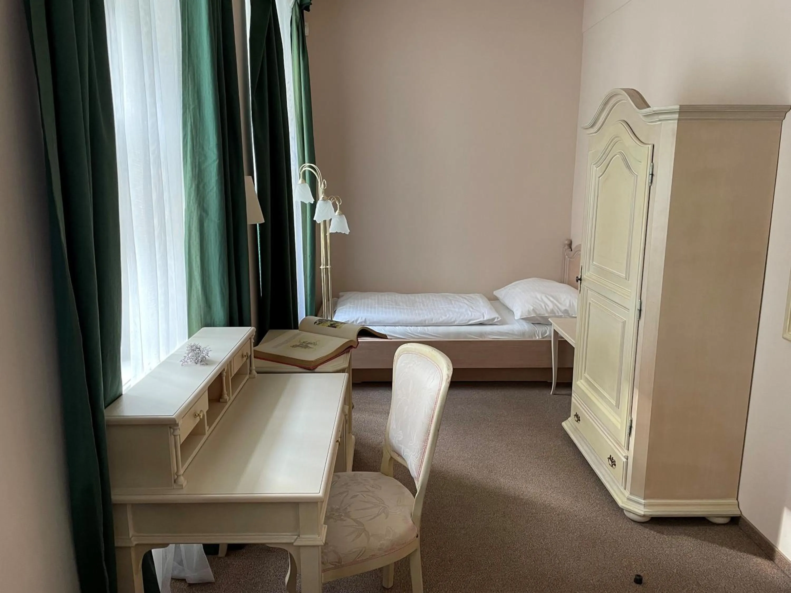 Bed in U Cervene zidle - Red Chair Hotel