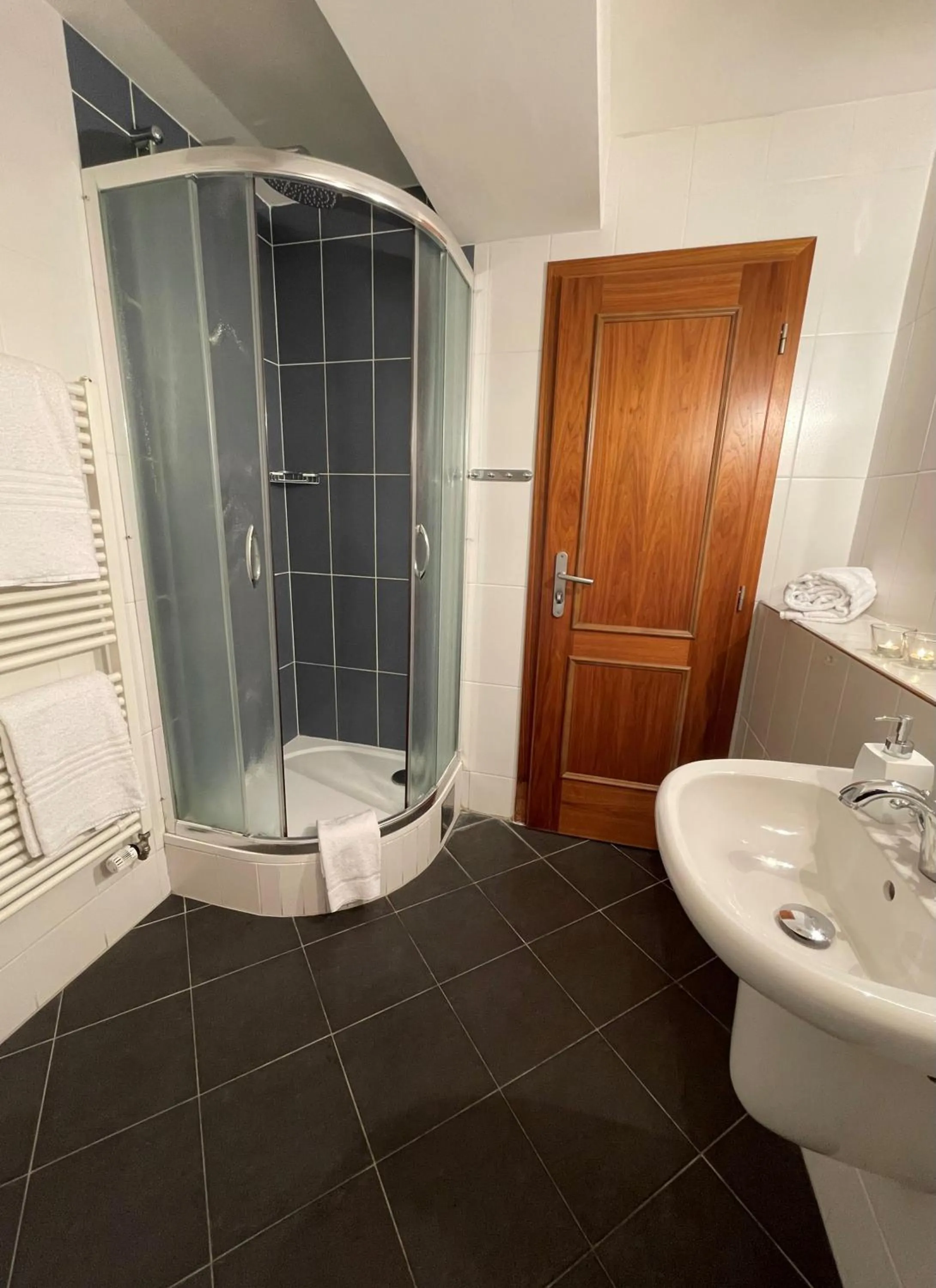 Shower in U Cervene zidle - Red Chair Hotel