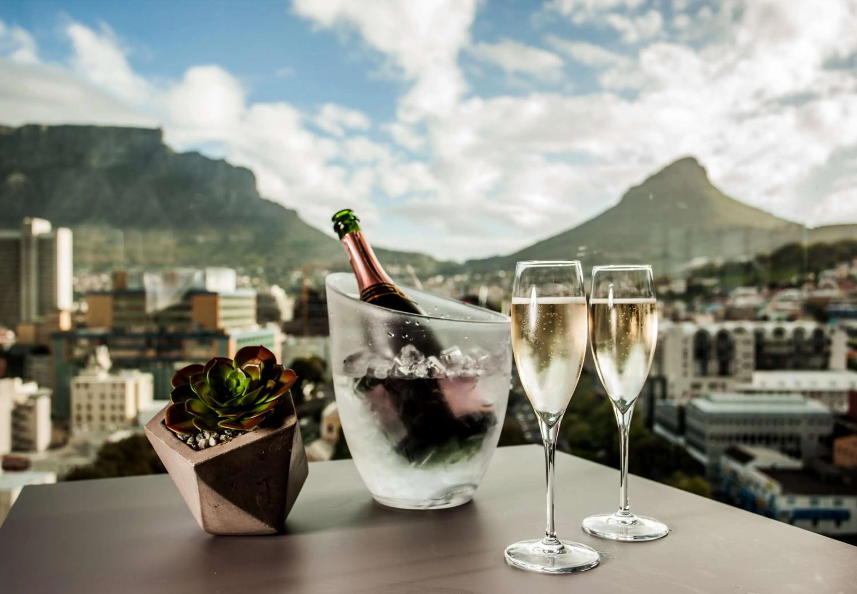 Lounge or bar in SunSquare Cape Town City Bowl