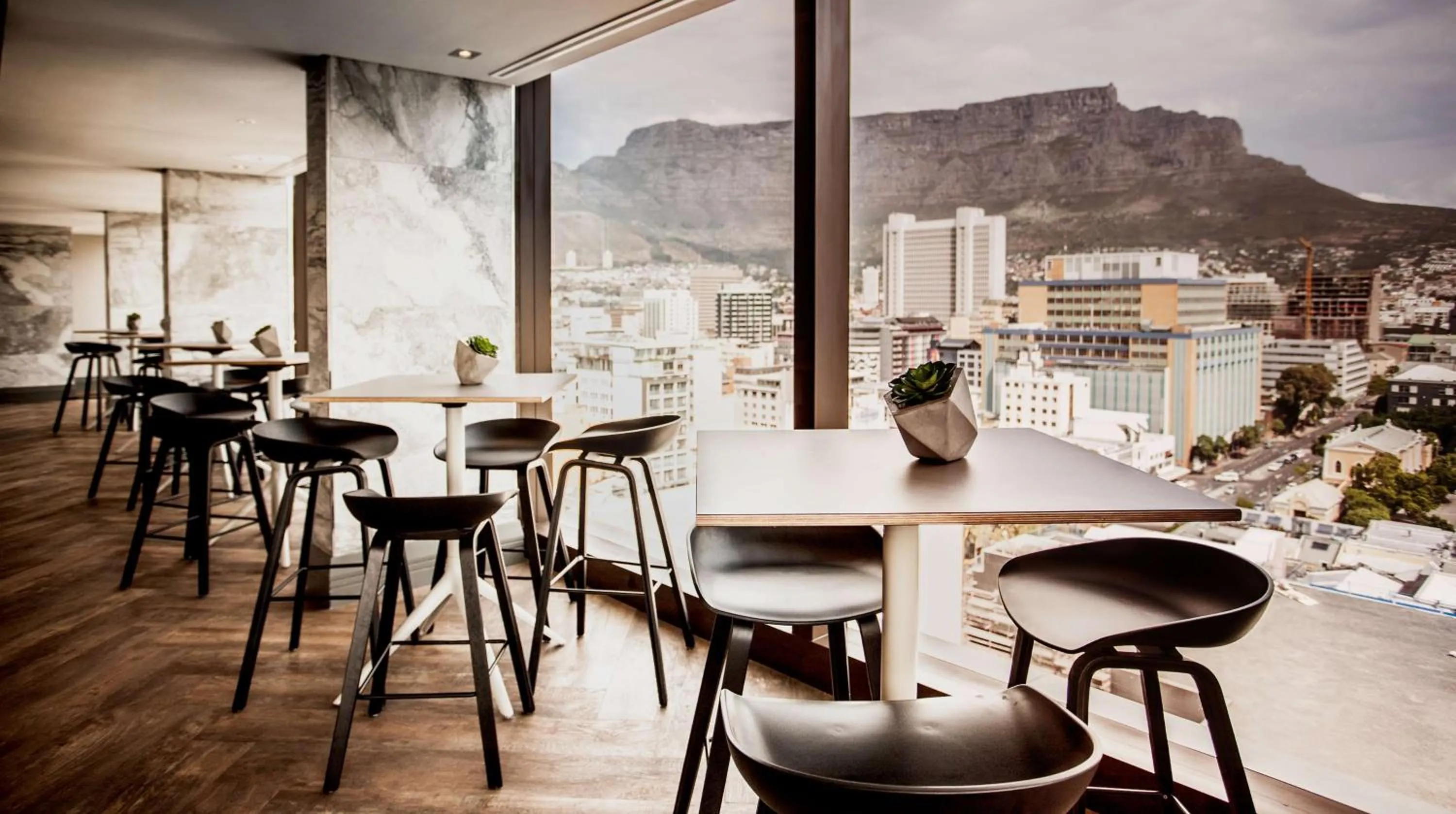 Lounge or bar in SunSquare Cape Town City Bowl