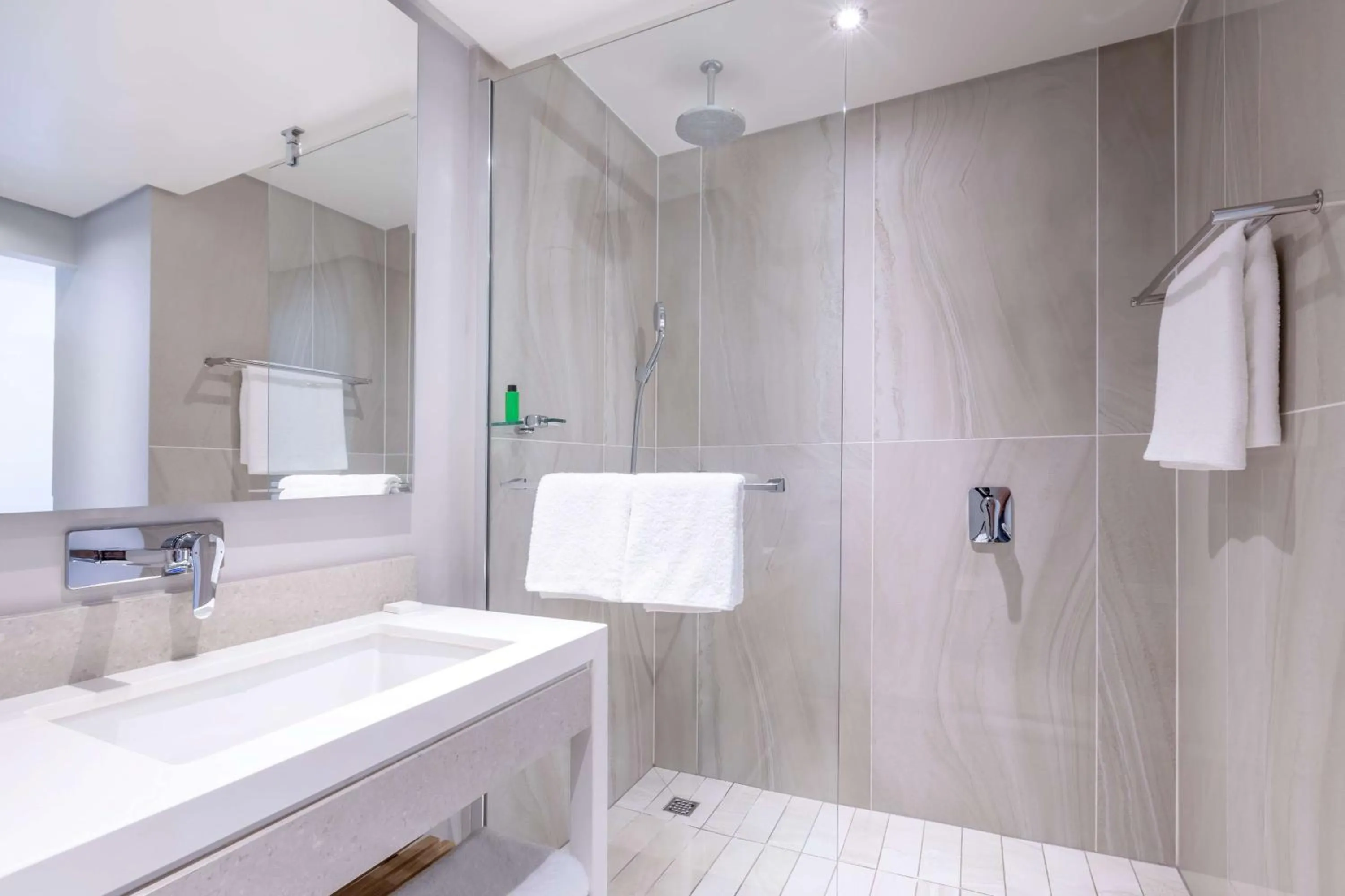 Bathroom in SunSquare Cape Town City Bowl