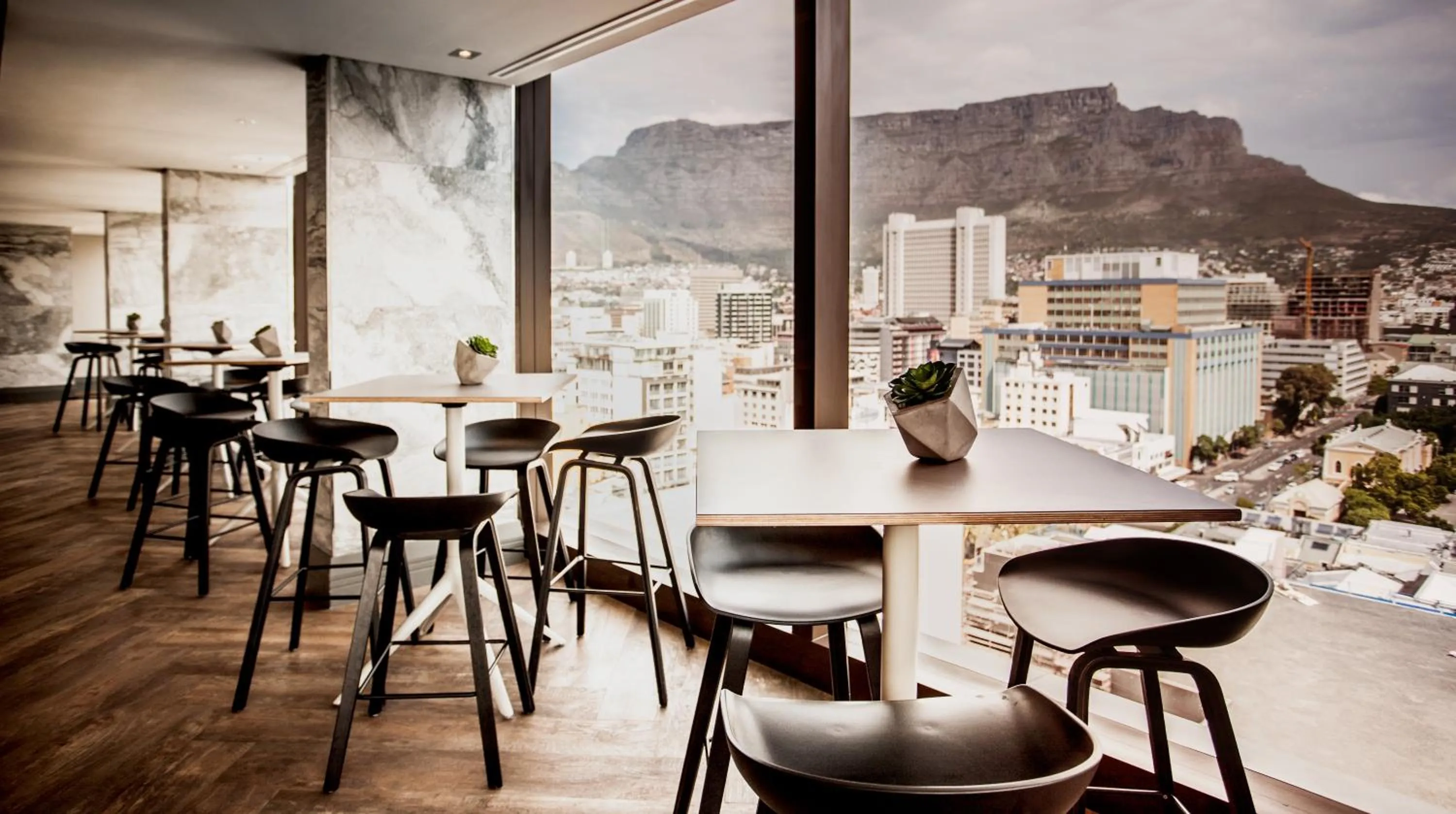 Lounge or bar in SunSquare Cape Town City Bowl