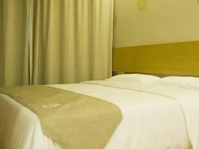 Bed in GreenTree Inn Nantong Qidong Lvsi Harbour Express Hotel
