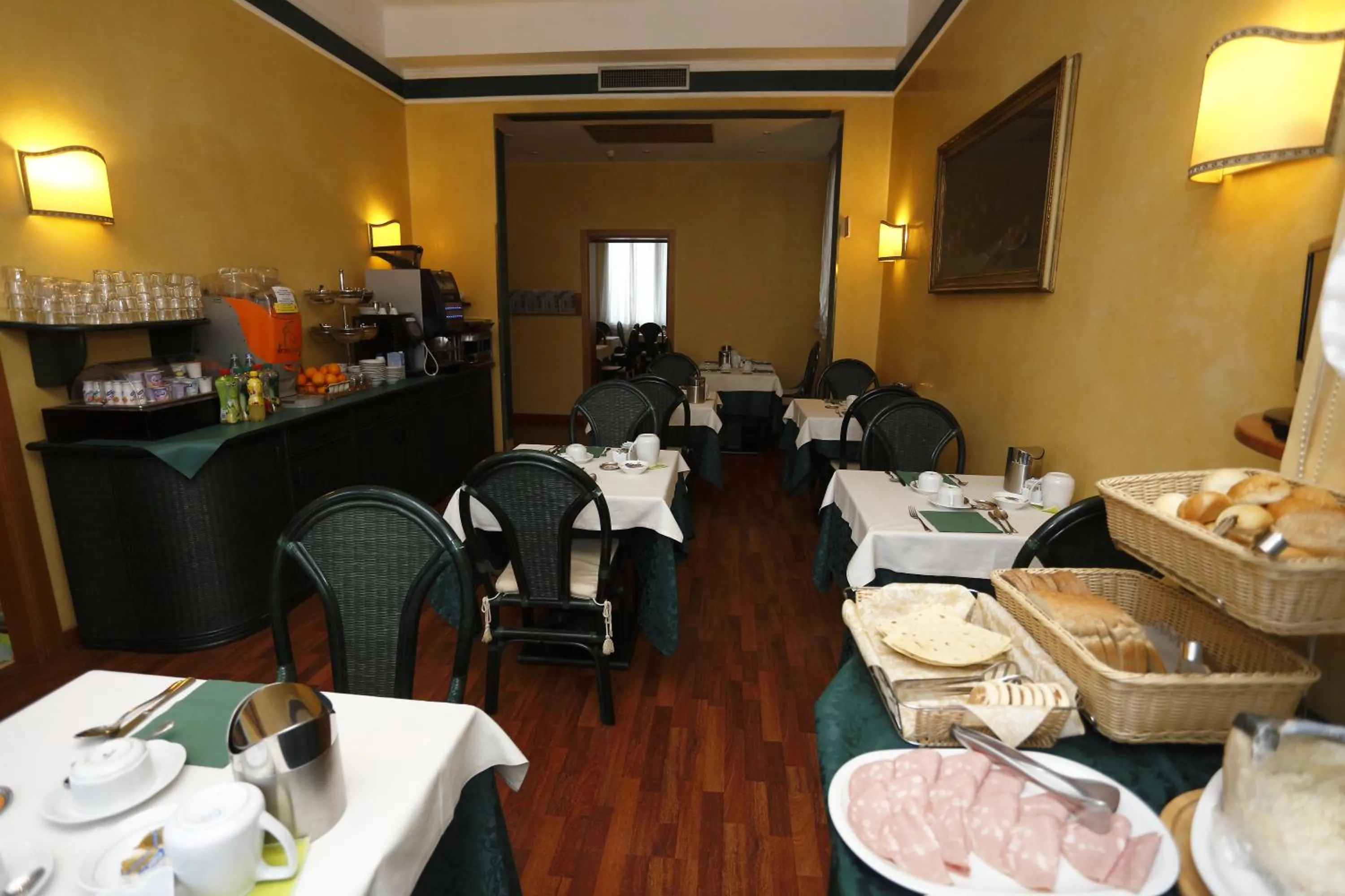 Restaurant/places to eat in Hotel Estense