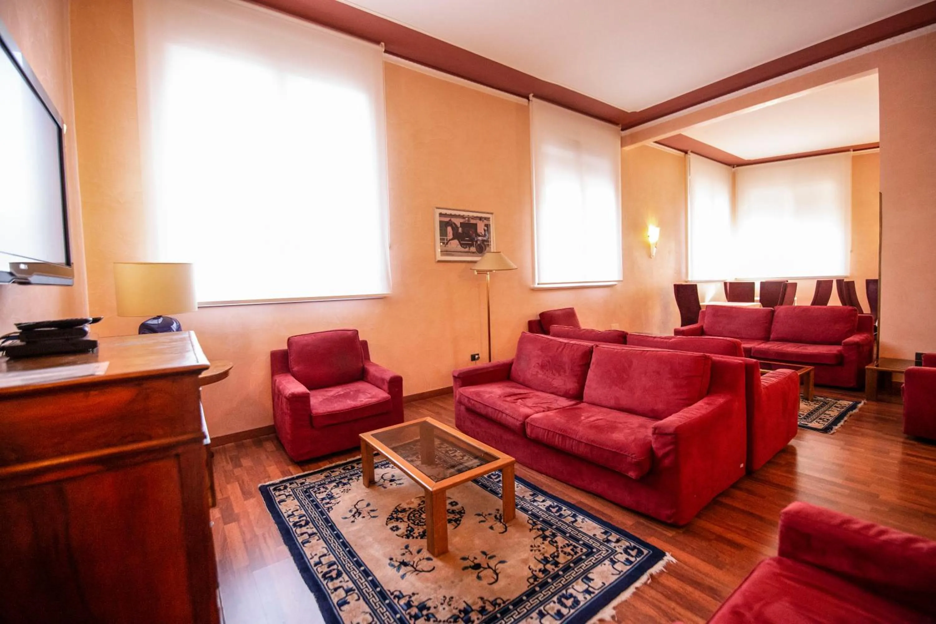Communal lounge/ TV room in Hotel Estense
