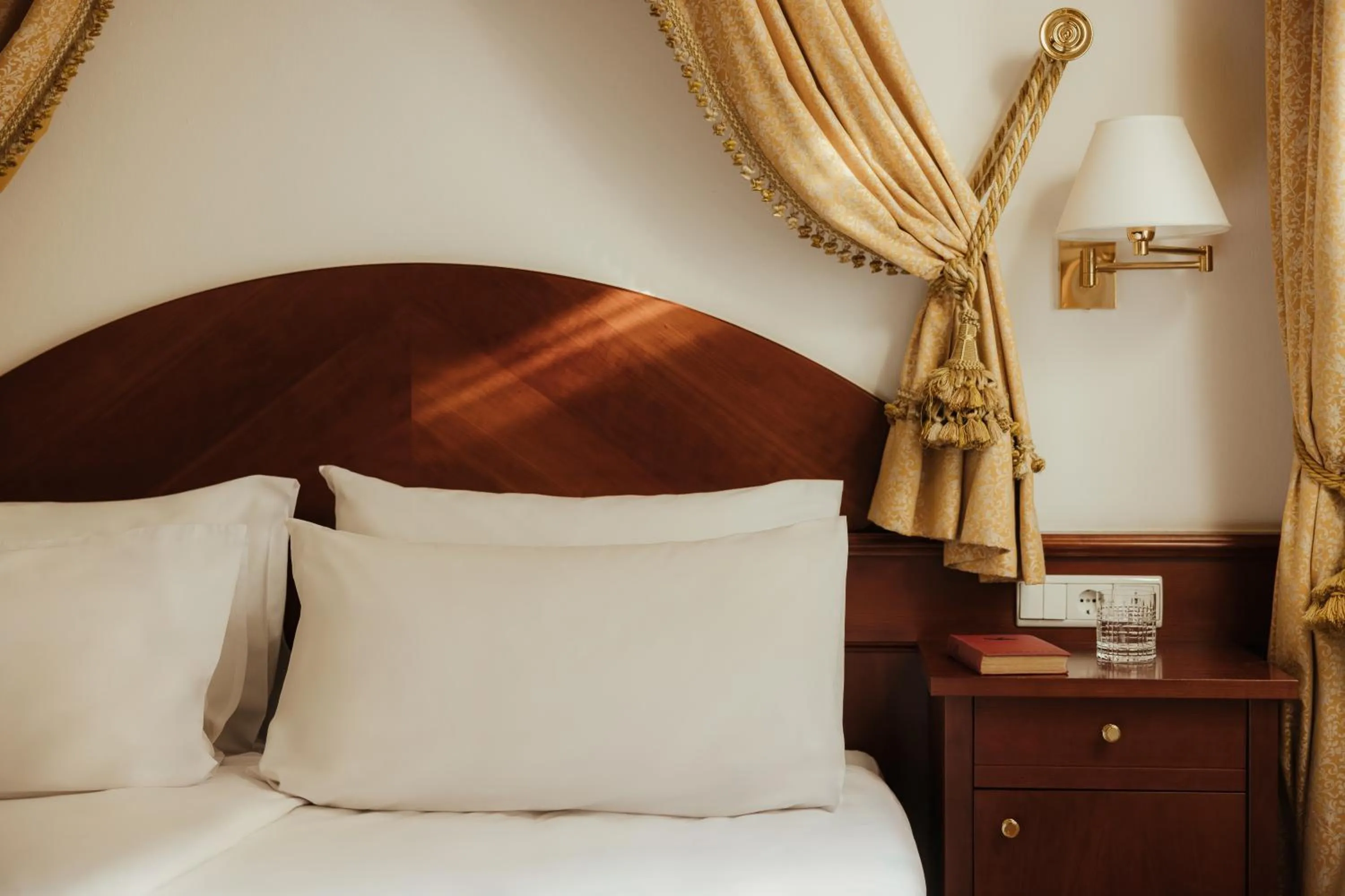 Bedroom, Bed in Corso am Graben