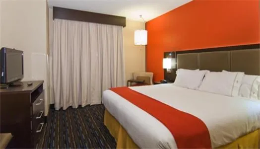 Bed in Holiday Inn Express Fulton by IHG