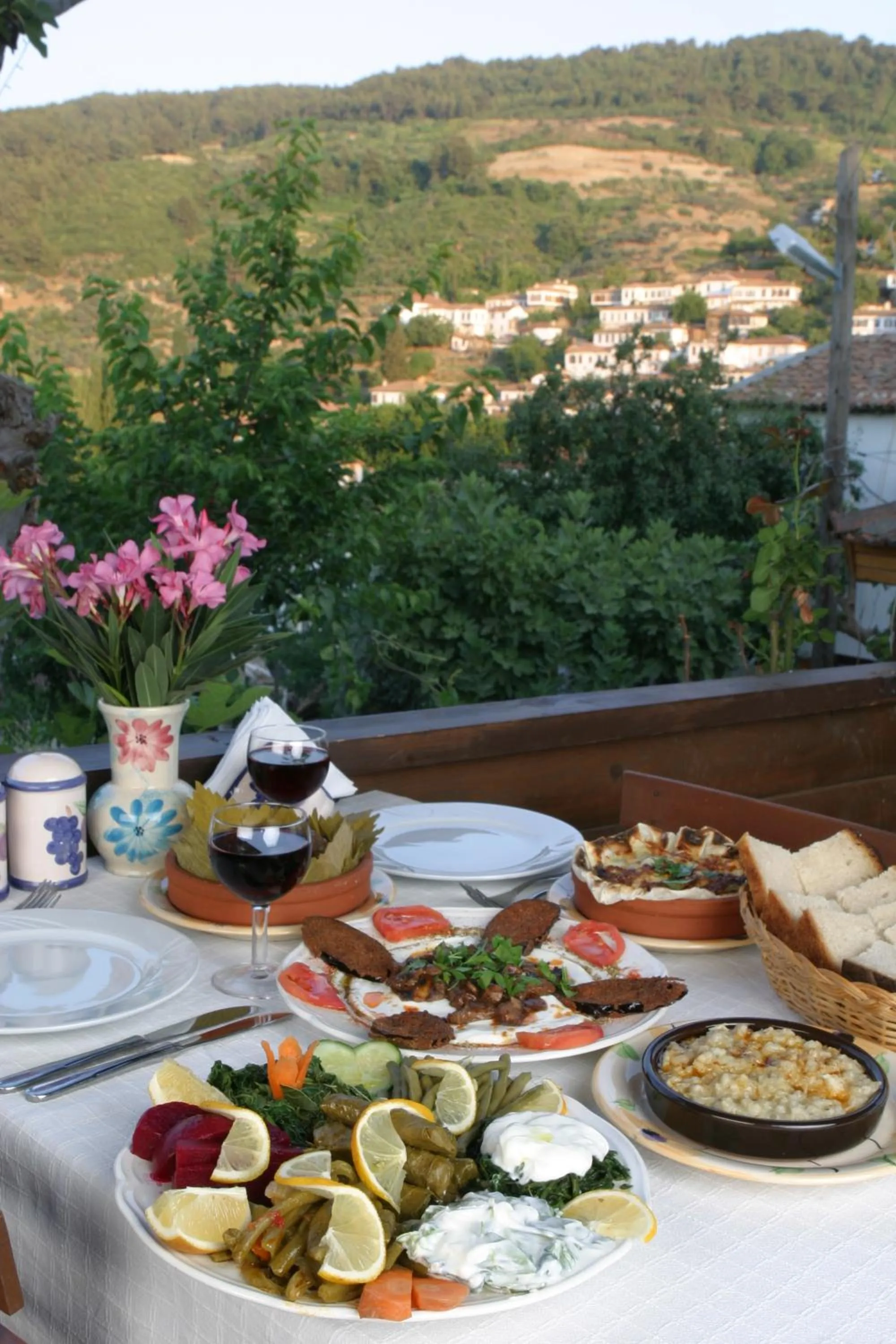 Restaurant/places to eat in Kirkinca Hotel