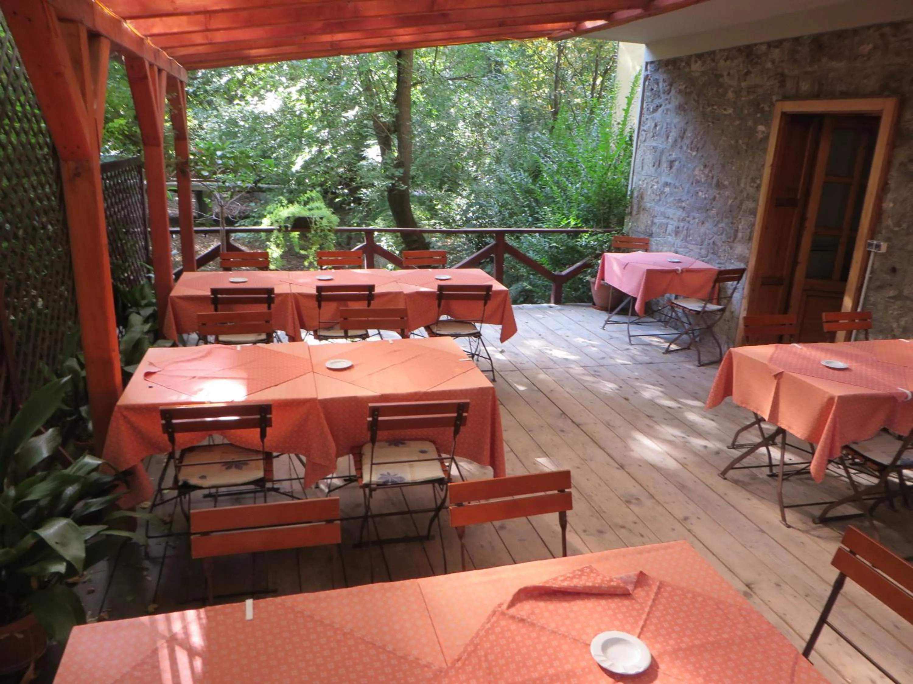 Restaurant/places to eat in Hotel Arnold