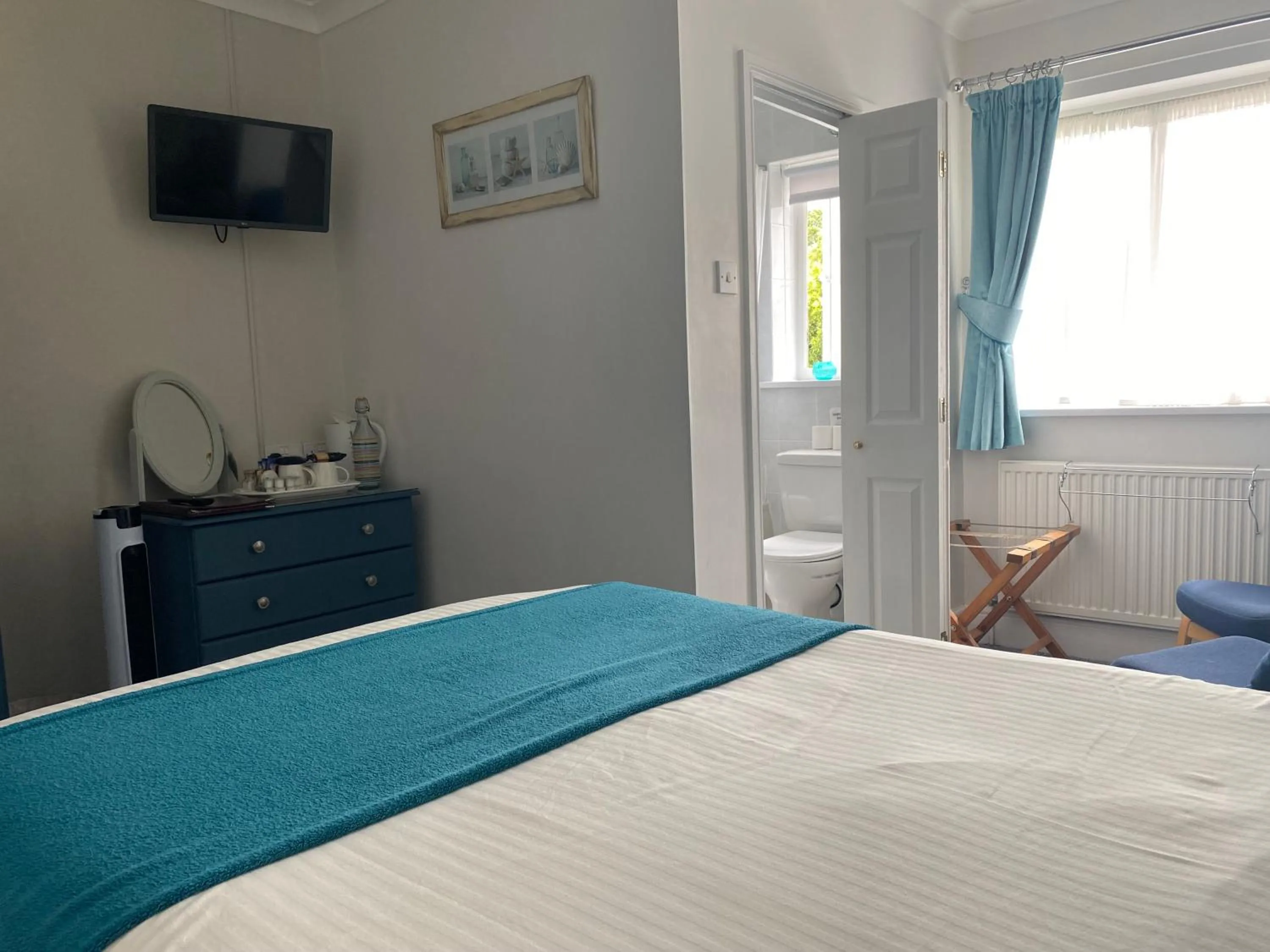 Toilet, Bed in The Wentworth Guest House