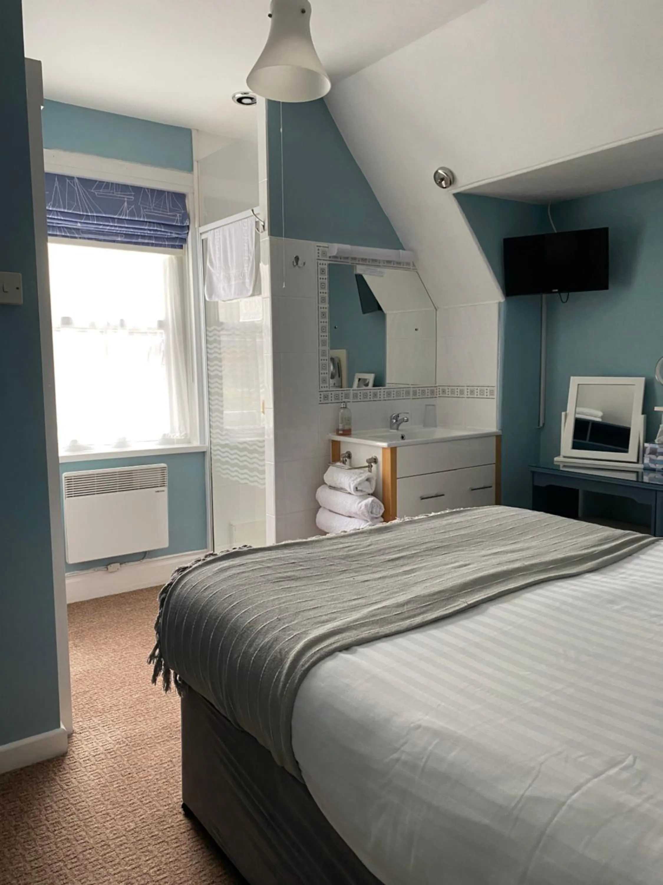 Shower, Bed in The Wentworth Guest House