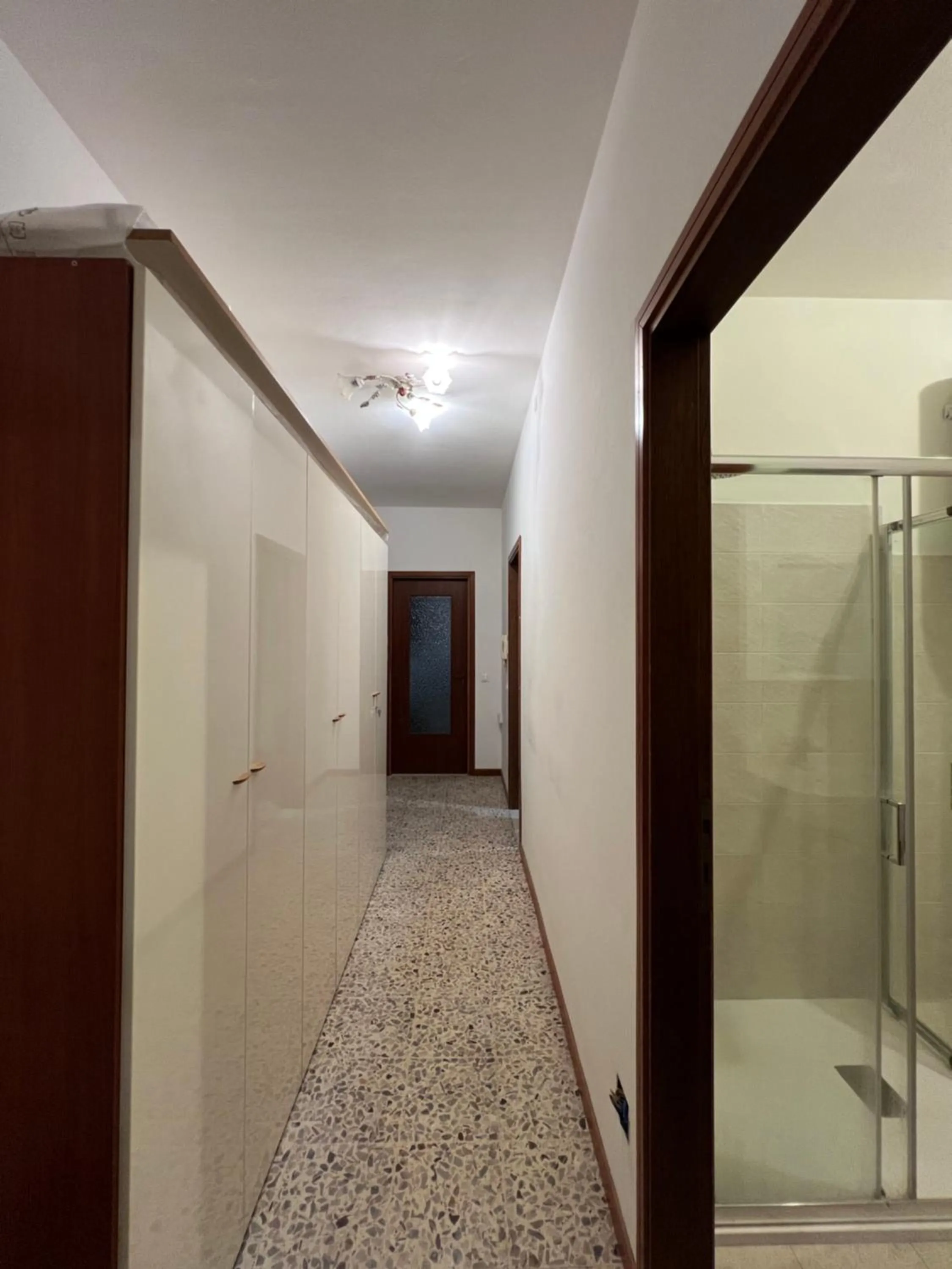 Shower in Macloud pub B&B