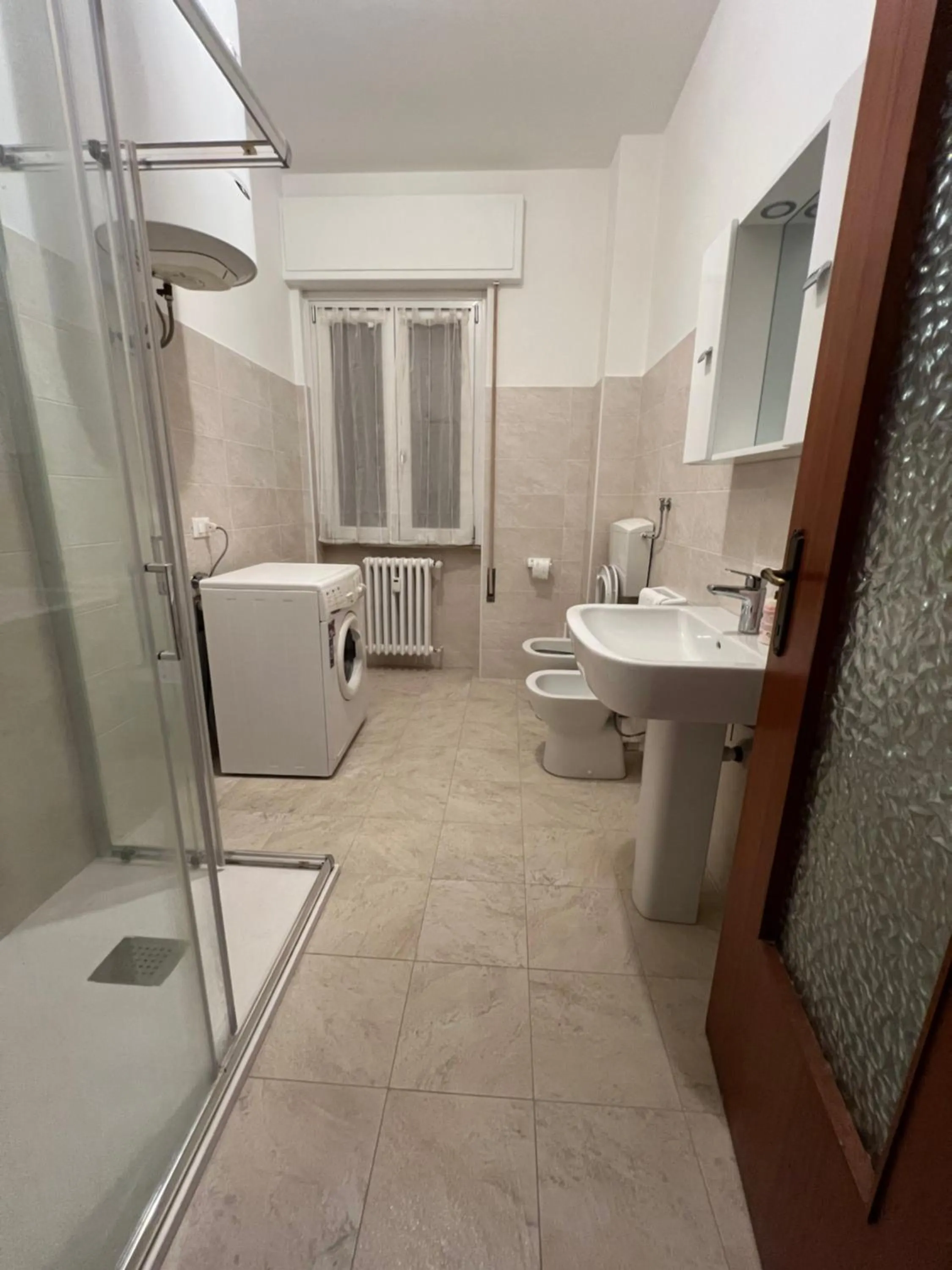 Shower in Macloud pub B&B