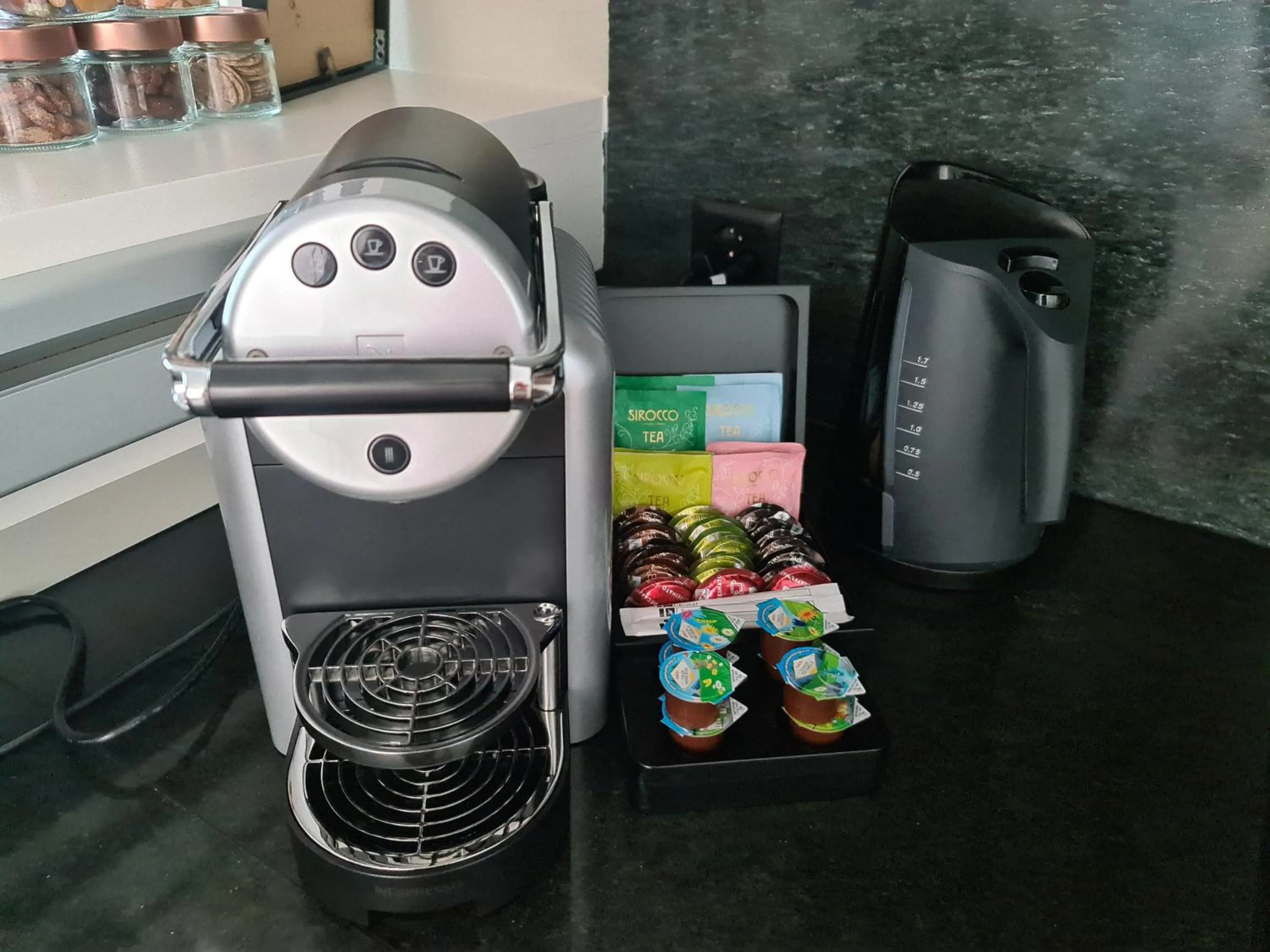 Coffee/tea facilities in Lucerne Lake View Apartments