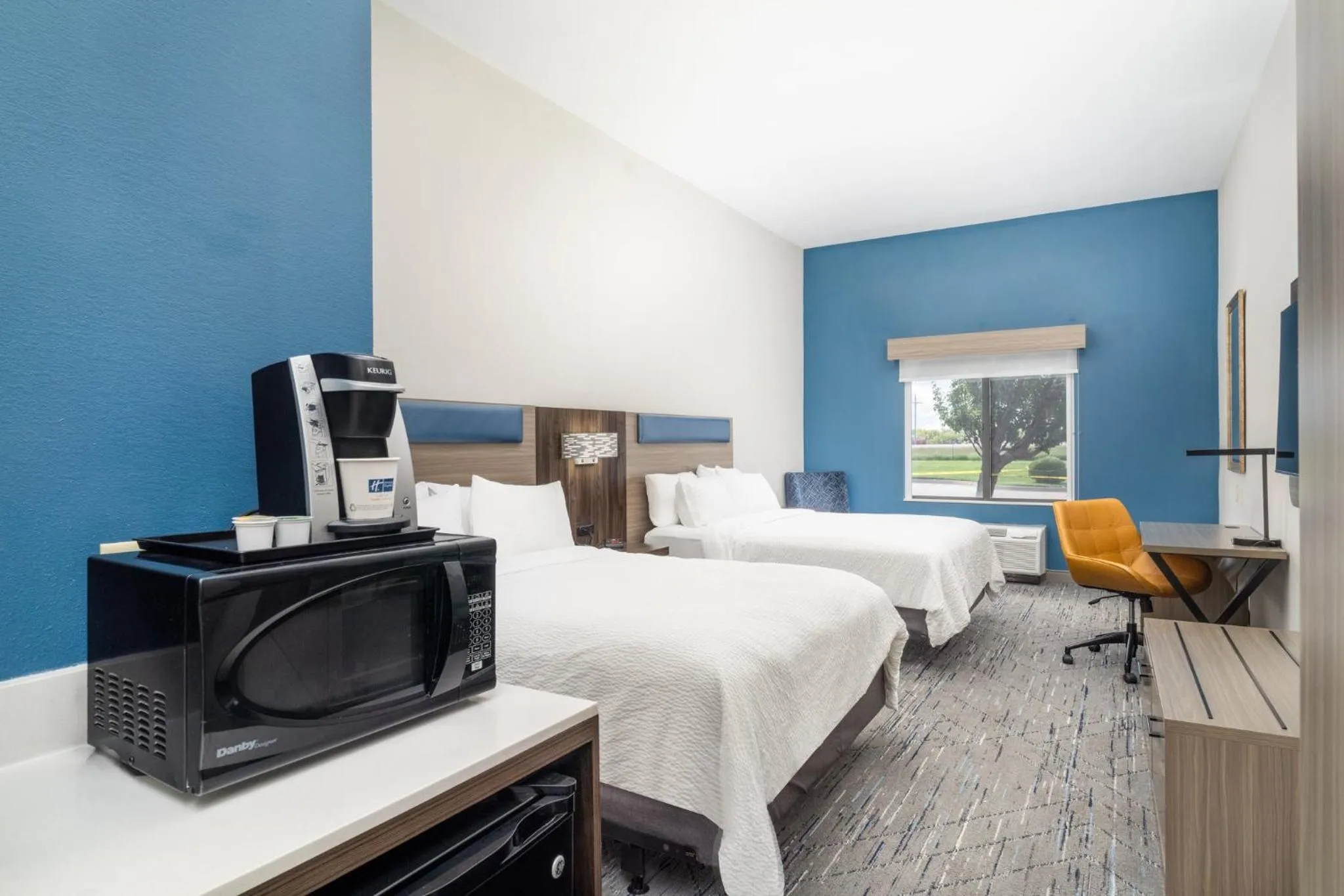 Photo of the whole room, Bed in Holiday Inn Express Pratt by IHG