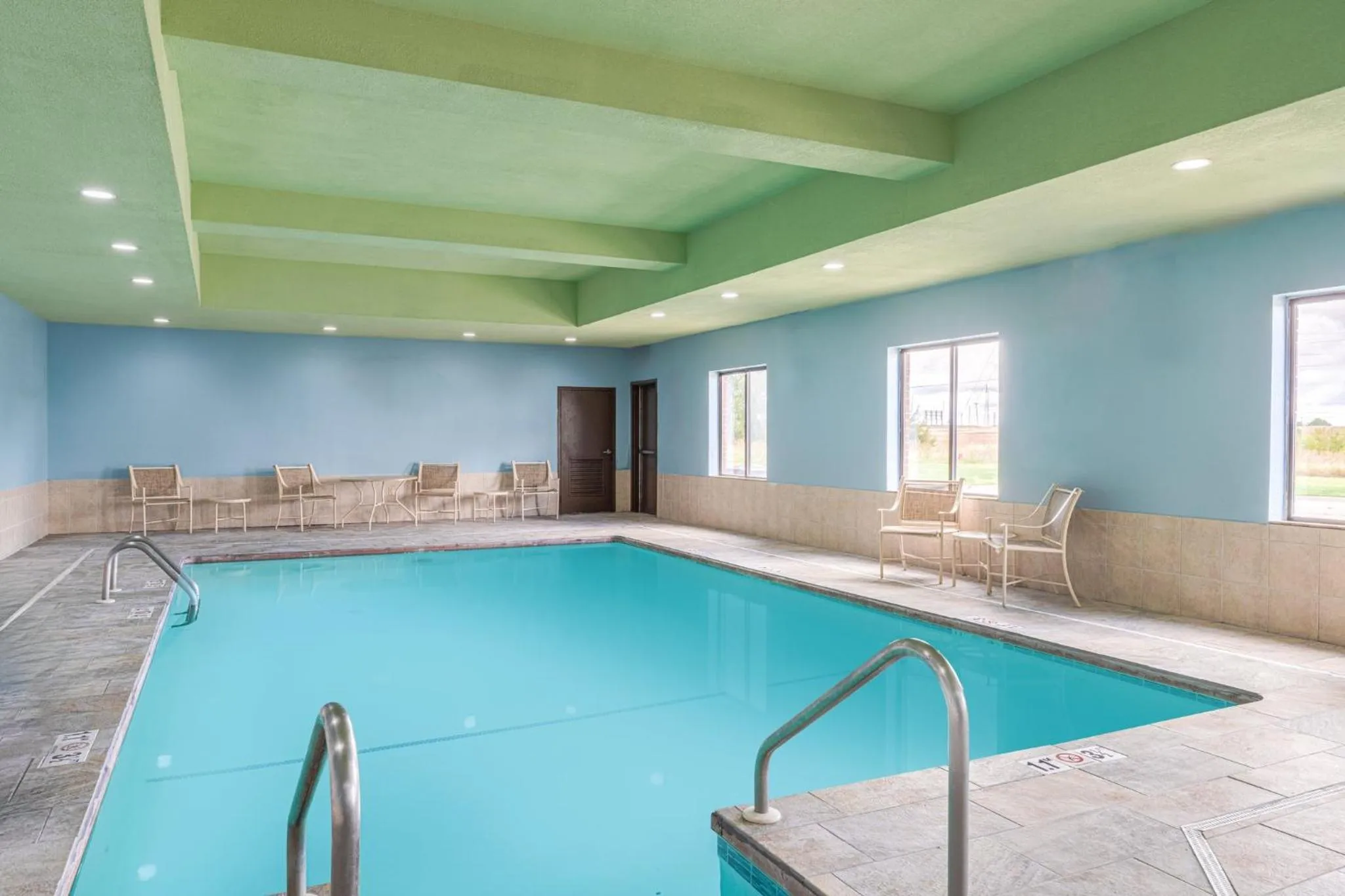 Swimming pool in Holiday Inn Express Pratt by IHG