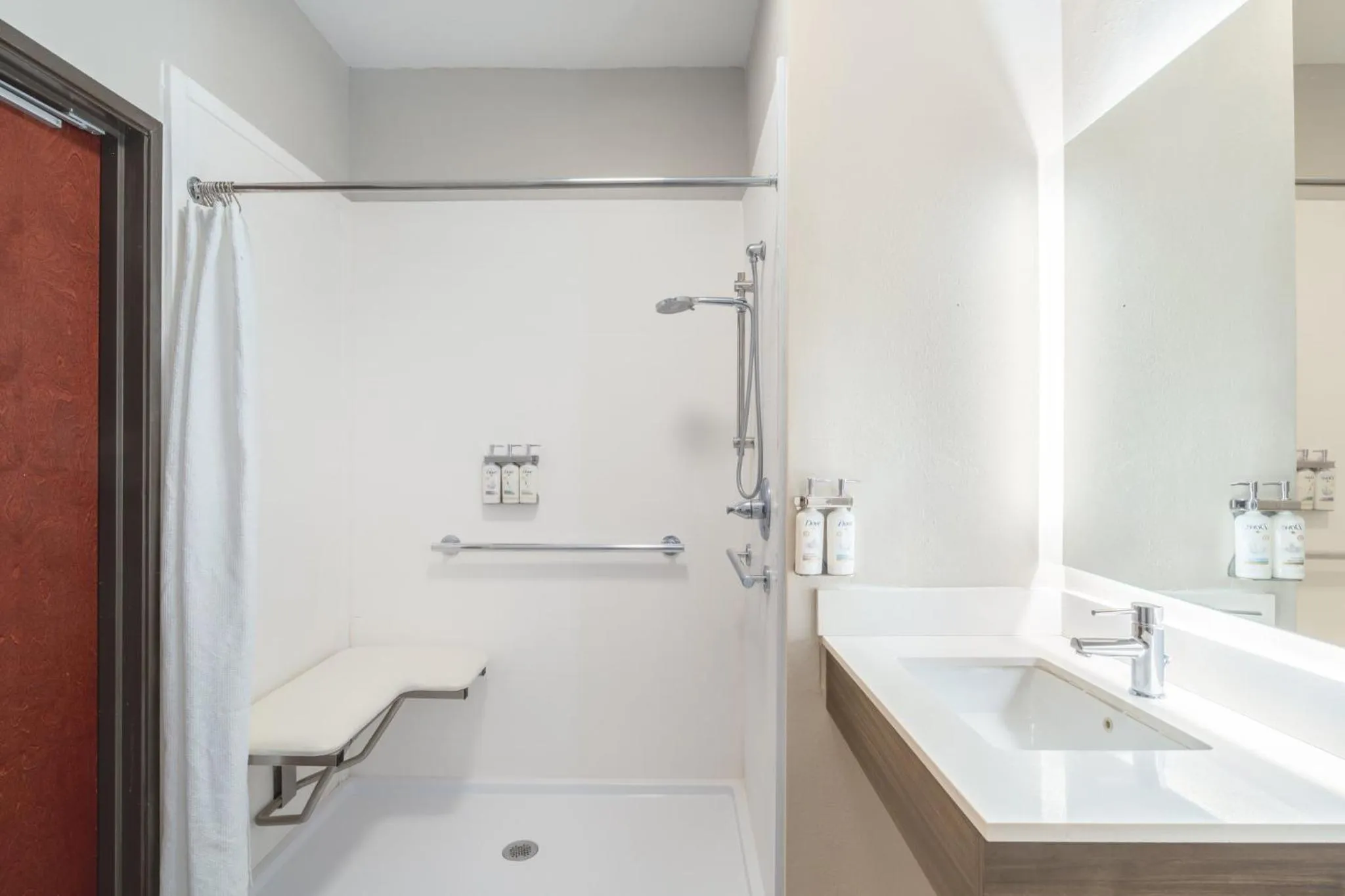 Photo of the whole room in Holiday Inn Express Pratt by IHG