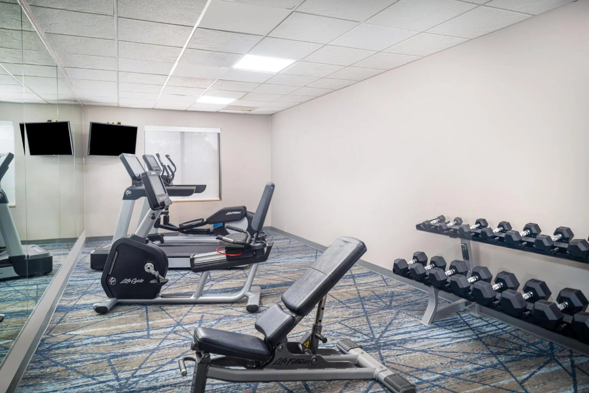 Fitness centre/facilities in Holiday Inn Express Pratt by IHG