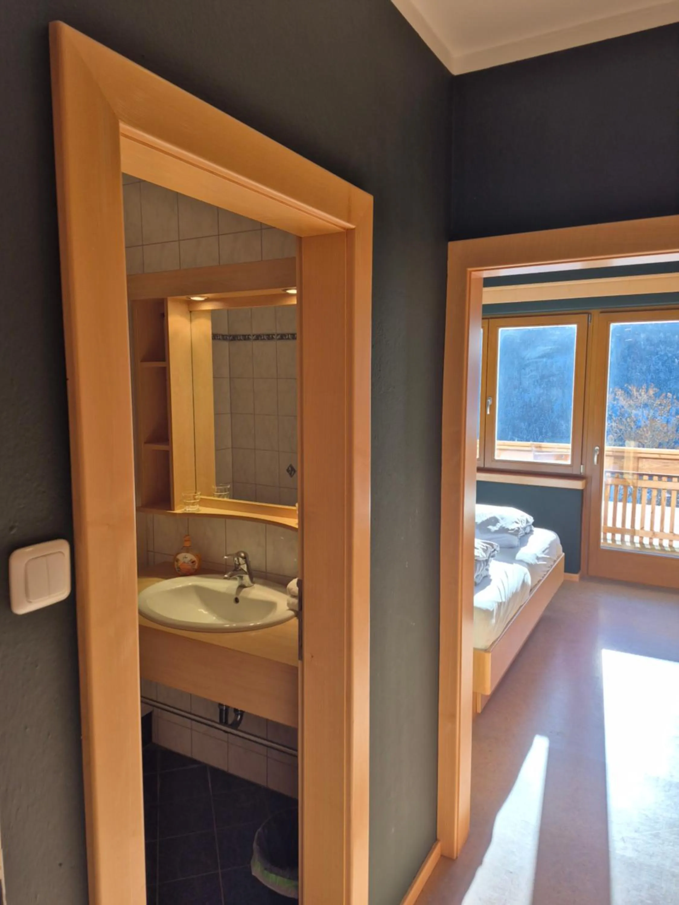 Bathroom, Bed in Hotel Restaurant Raunig