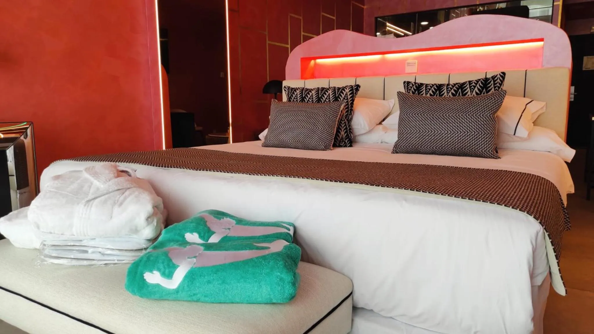 towels, Bed in Hotel Ritual Torremolinos- Adults Only