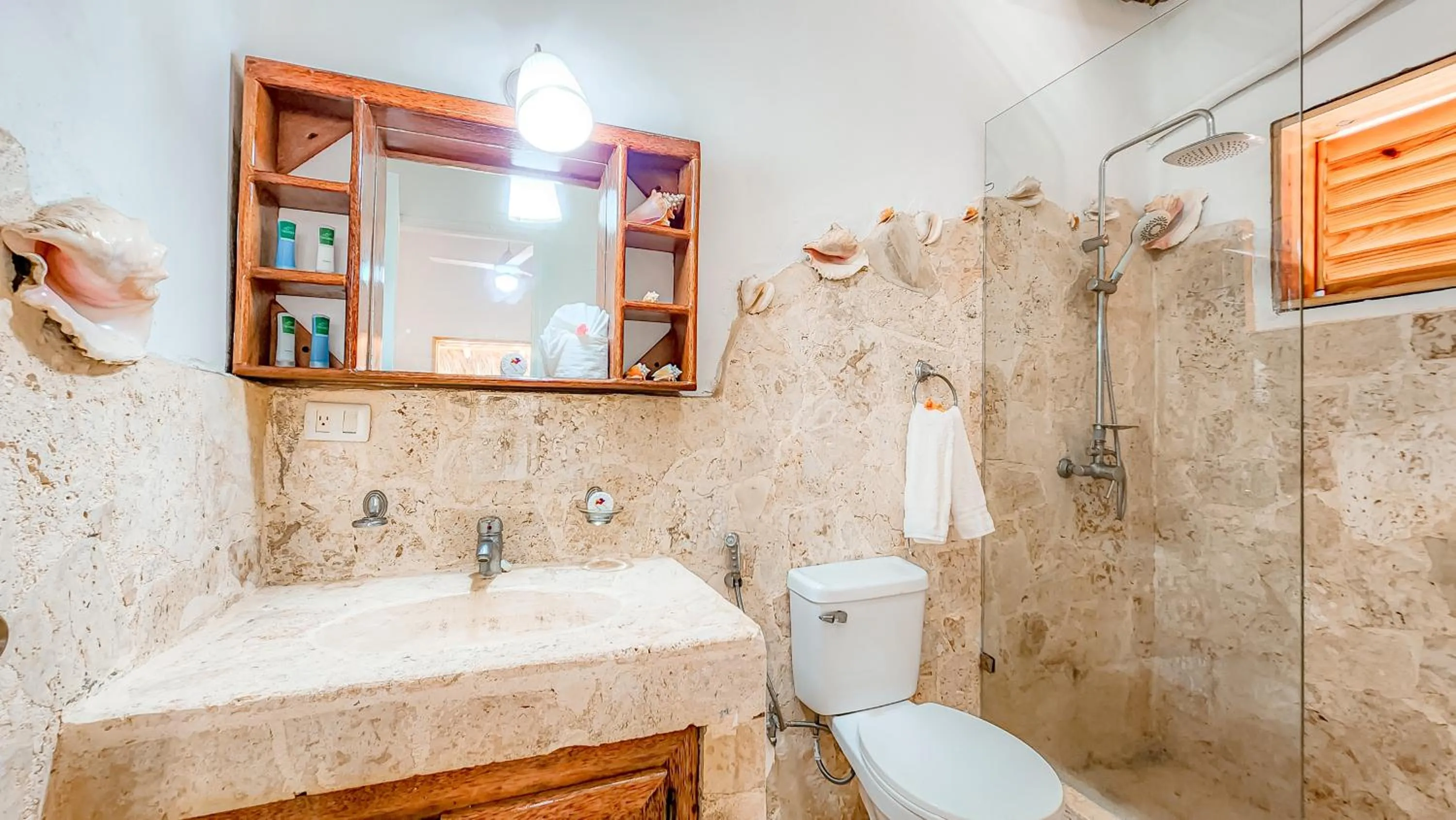 Shower in Paradiso del Caribe