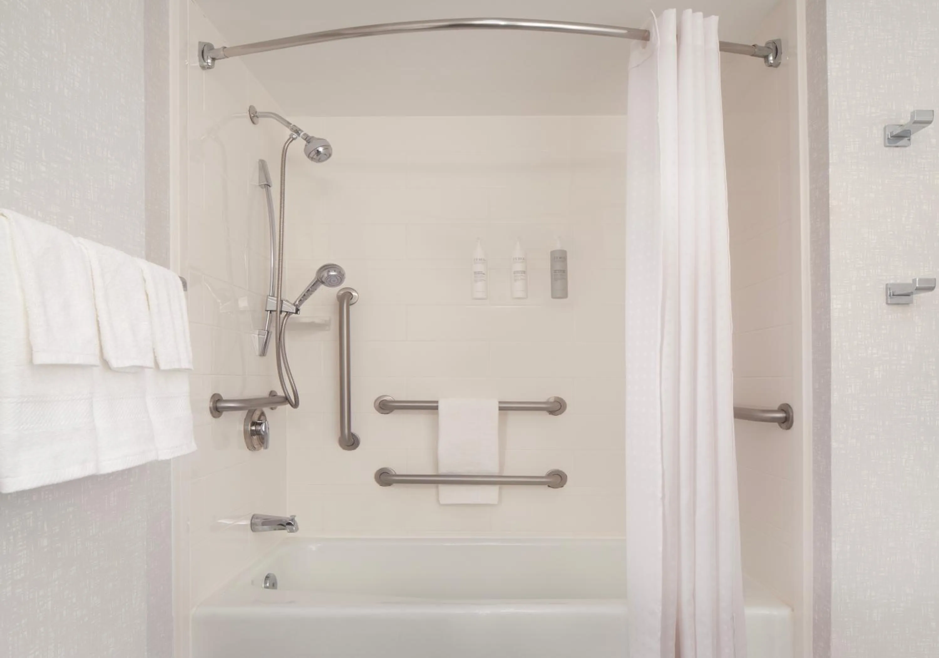 Bathroom in Hampton Inn Hotel Atlanta-Southlake