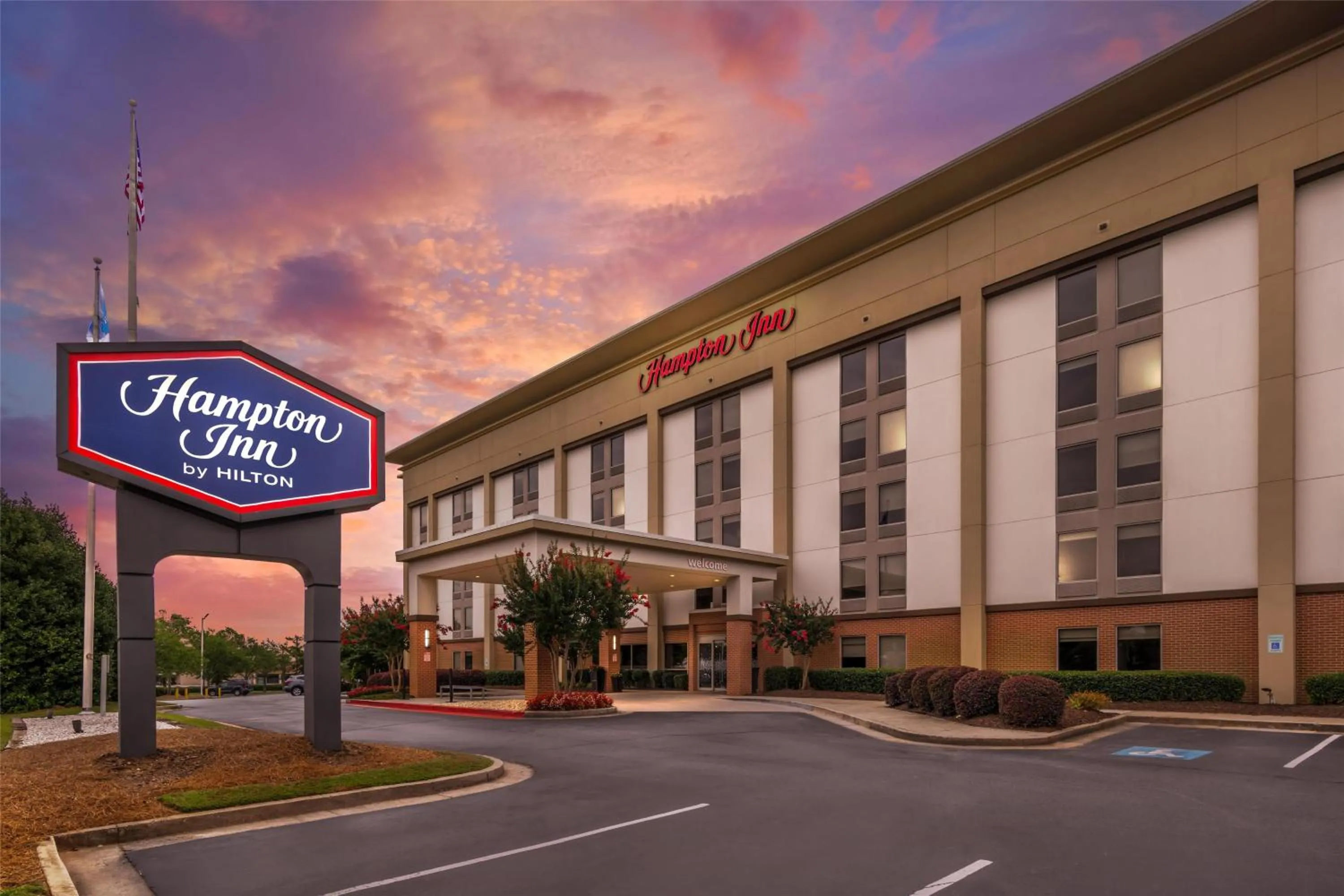 Property building in Hampton Inn Hotel Atlanta-Southlake