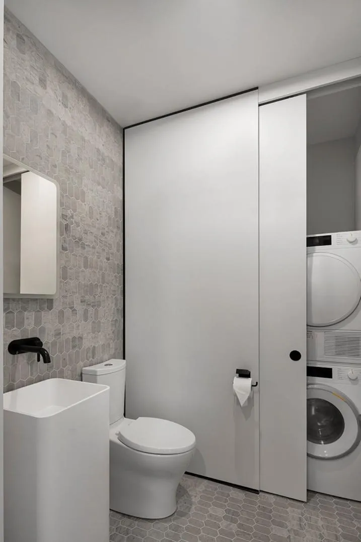 Toilet in Hôtel Le Germain Montréal